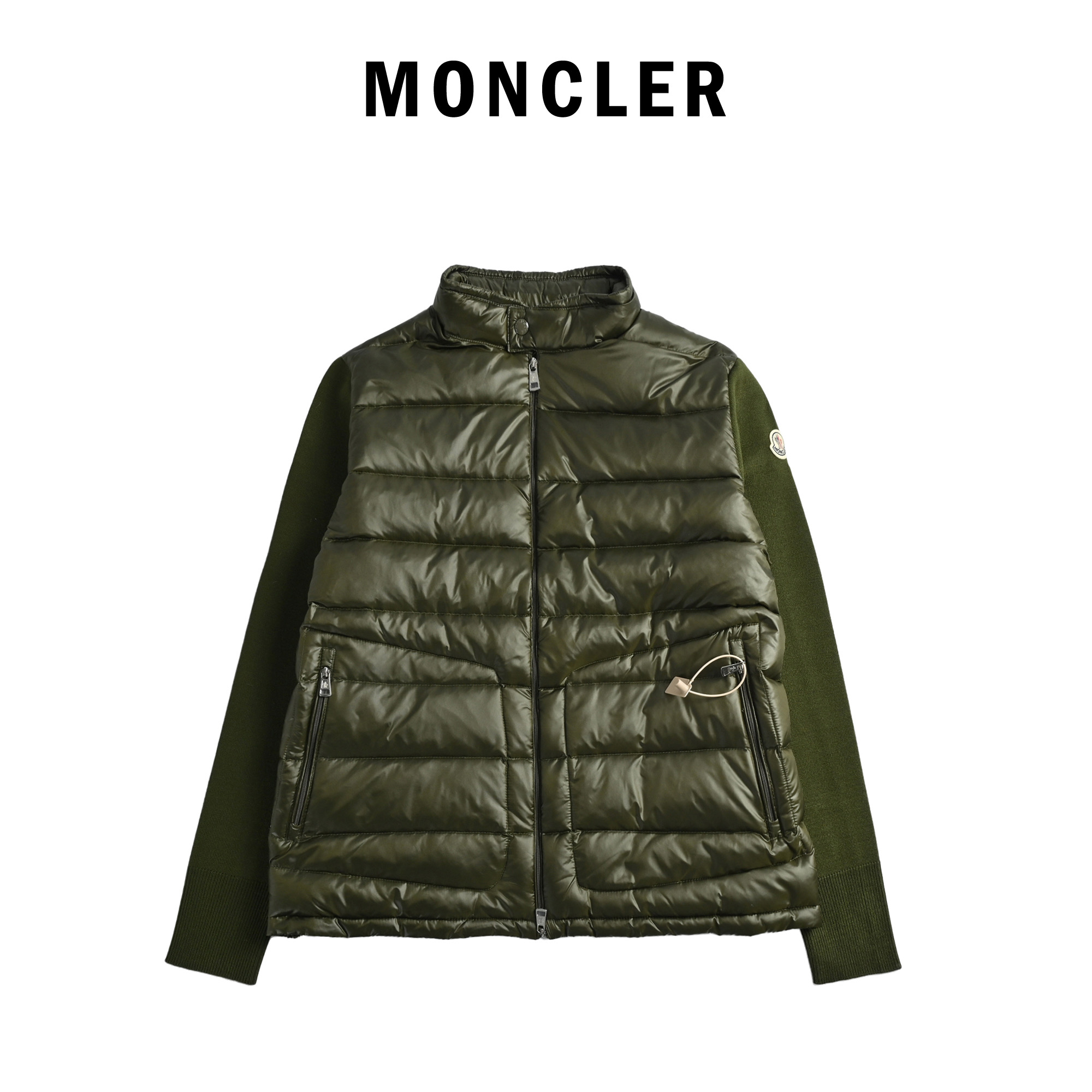 本地自取💰480
Moncler盟可睐 蒙口机车拼接针织羽绒服
这款拼接针织羽绒服,袖子是羊毛针织,主体填充95%白鸭绒,保暖力满分!橄榄绿配色低调百搭,拉链设计方便穿脱,日常通勤or户外都OK。贴身版型,单穿叠穿都很有层次感,秋冬衣橱必备!
003 尺码:m-3xl