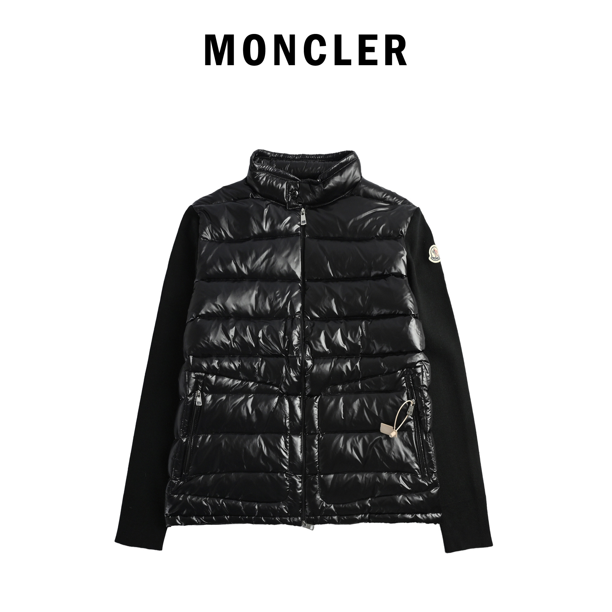 本地自取💰480
Moncler盟可睐 蒙口机车拼接针织羽绒服
这款拼接针织羽绒服,袖子是羊毛针织,主体填充95%白鸭绒,保暖力满分!橄榄绿配色低调百搭,拉链设计方便穿脱,日常通勤or户外都OK。贴身版型,单穿叠穿都很有层次感,秋冬衣橱必备!
003 尺码:m-3xl