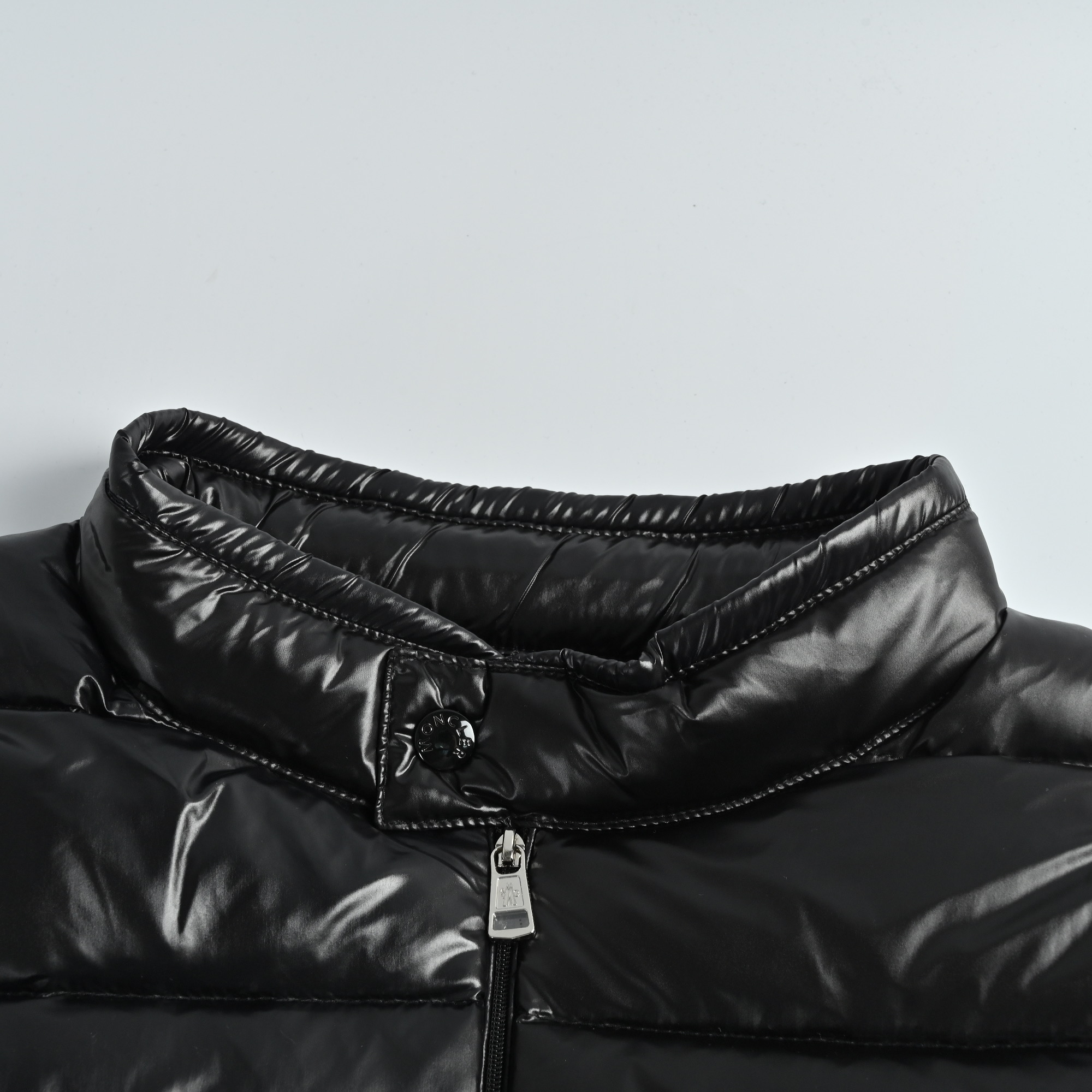 本地自取💰480
Moncler盟可睐 蒙口机车拼接针织羽绒服
这款拼接针织羽绒服,袖子是羊毛针织,主体填充95%白鸭绒,保暖力满分!橄榄绿配色低调百搭,拉链设计方便穿脱,日常通勤or户外都OK。贴身版型,单穿叠穿都很有层次感,秋冬衣橱必备!
003 尺码:m-3xl