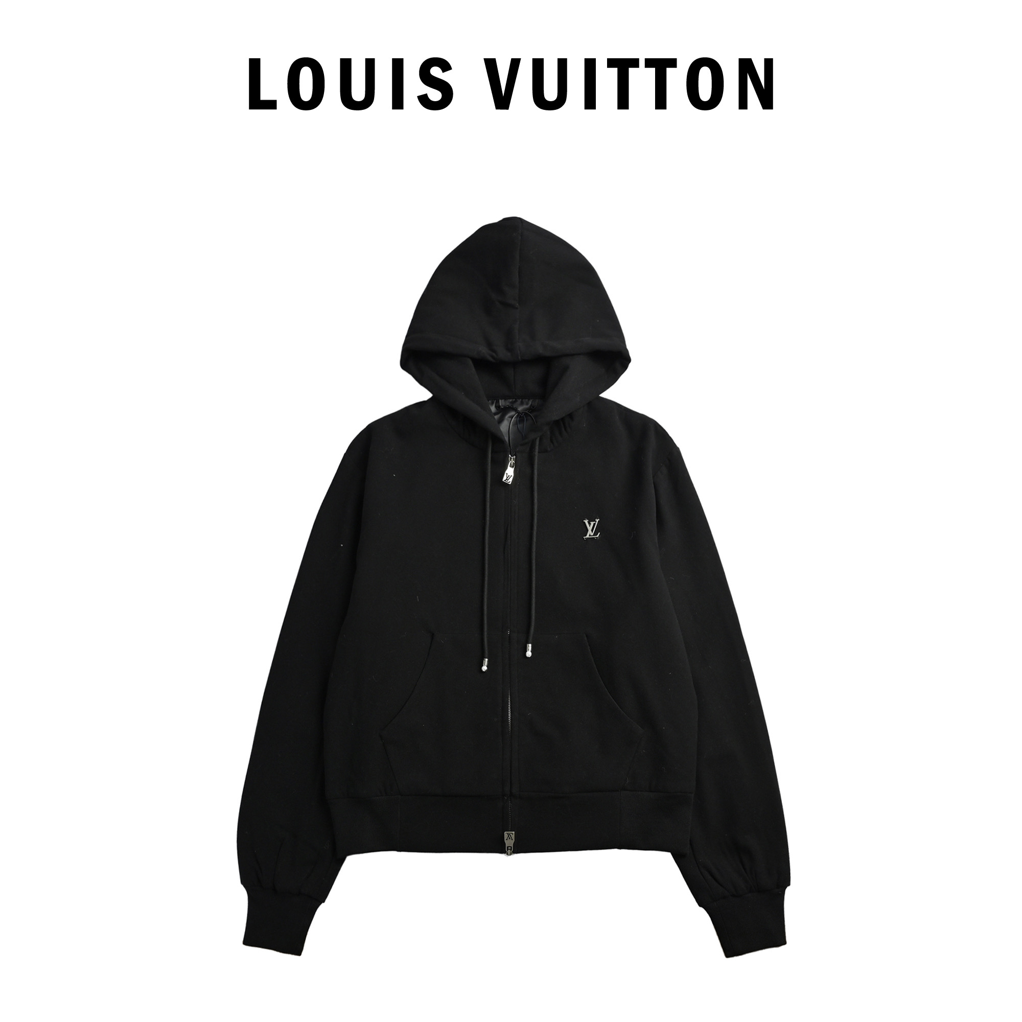 本地自取💰330
Louis Vuitton路易威登手缝标识科技棉羊毛拉链外套
面料:采用科技混纺棉羊毛:主面料为67%羊毛,23%锦纶,6%氨纶,4%羊绒。成份与手感都按原版1:1定织定染。1000公斤起定量。
面料:面料双层复合,内复合600洗水棉。
面料:螺纹采用1*1丝光索罗娜,手感柔软。
辅料:门禁拉链采用电镀激光刻字金属牙,双拉条设计插销结尾。
辅料:前服标识为手缝标识,克重按原版打造定制,每一处细节都完美把控。
辅料:抽绳采用羊柔棉纱混纺定做,抽绳饰品扣采用珍珠饰品,绳扣激光刻字标识。
工艺:专机拉边,双层帽子,人工缝标,内衬拼接。
本款连帽束腰夹克以科技混纺绵羊毛裁出动感廓形,为抽绳端头融入华美珠饰,再于胸前标注金属LV 字母。可搭配同款长裤,展现雅致风范与闲适格调的兼收并蓄。
003 尺码46-48-50-52