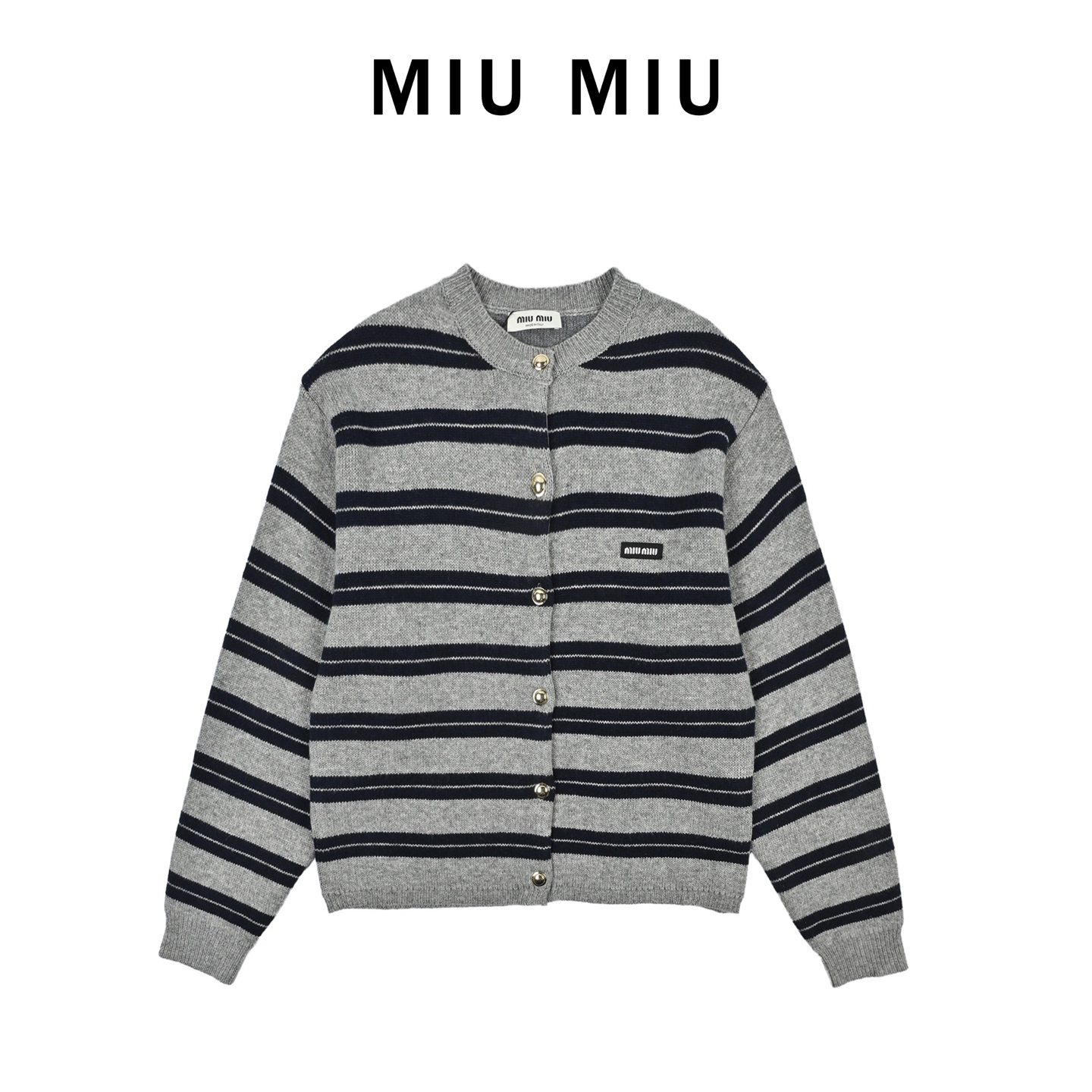 本地自取💰400
MIU MIU 24FW MIU灰白条纹开衫外套
灰黑条纹是永不过时的经典组合 百搭且耐看 不同于传统学院风规整的条纹设计 这款开衫采用宽松版型 对各种身材包容度极高 无论是单穿还是与其他单品叠穿 都能轻松营造随性又有型的时尚感 门襟处的金色纽扣是整体设计的点睛之笔。这些纽扣不仅实用 更在灰黑主色调中增添了一抹精致亮点 视觉上毫不浮夸 却足够提升整体造型的质感 采用有一定厚度的针织面料 不是普通的薄款 使得整体廓形更加挺括 衣长设计经过精心考量 正好便于搭配各种下装 无论是高腰裙还是阔腿裤 都能轻松驾驭
003 SIZE:36-42