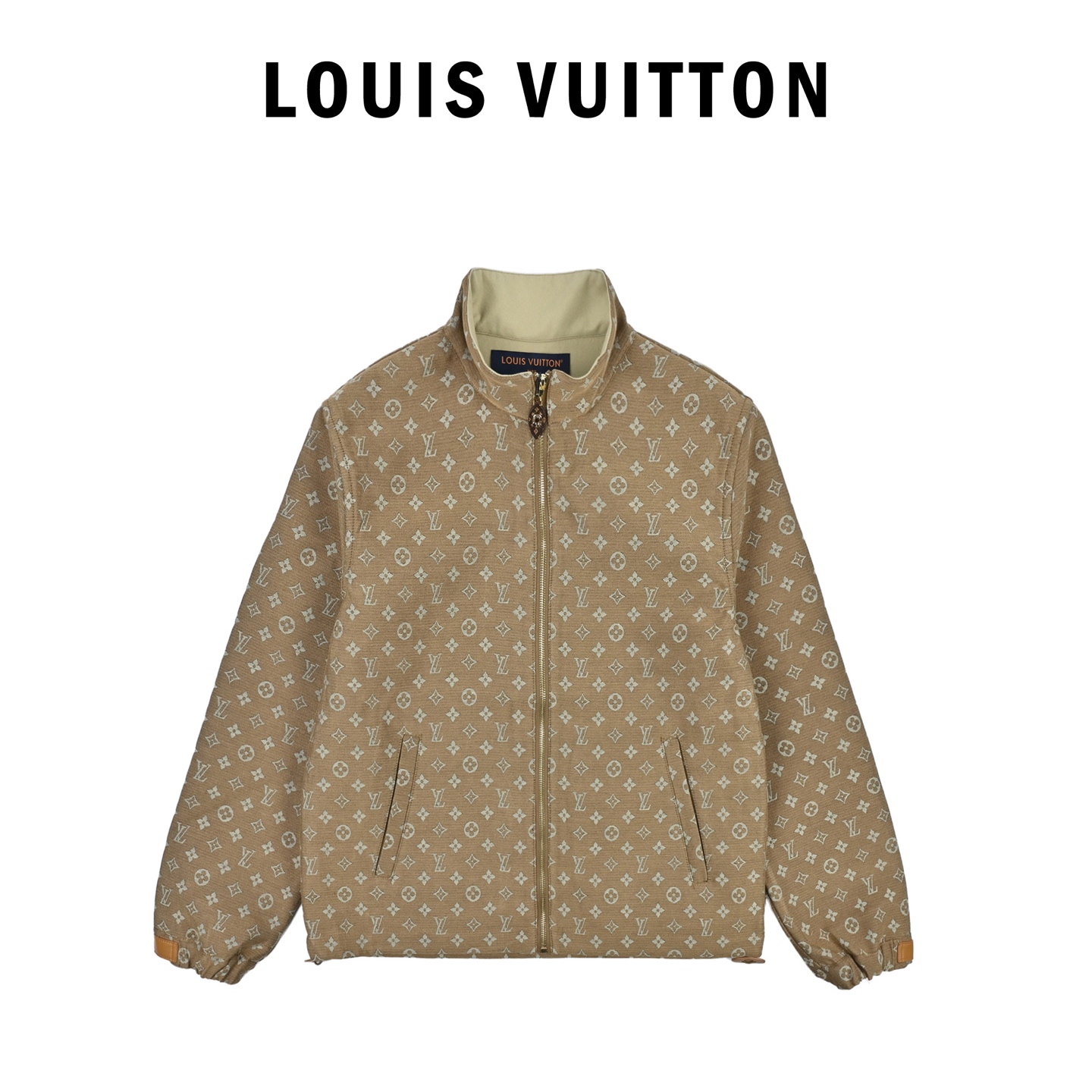 本地自取💰430
Louis Vuitton路易威登经典印花卡其夹克老花羊毛外套
LV经典老花羊毛外套，Monogram图案超有辨识度，奢华感满满!高品质羊毛，保暖又舒
适，秋冬穿刚刚好	拉链立领设计，防风力	
UP，宽松剪裁，时髦又实用。通勤休闲都能轻松驾驭，时尚爱好者必入!
003 尺码 36.38.40.42