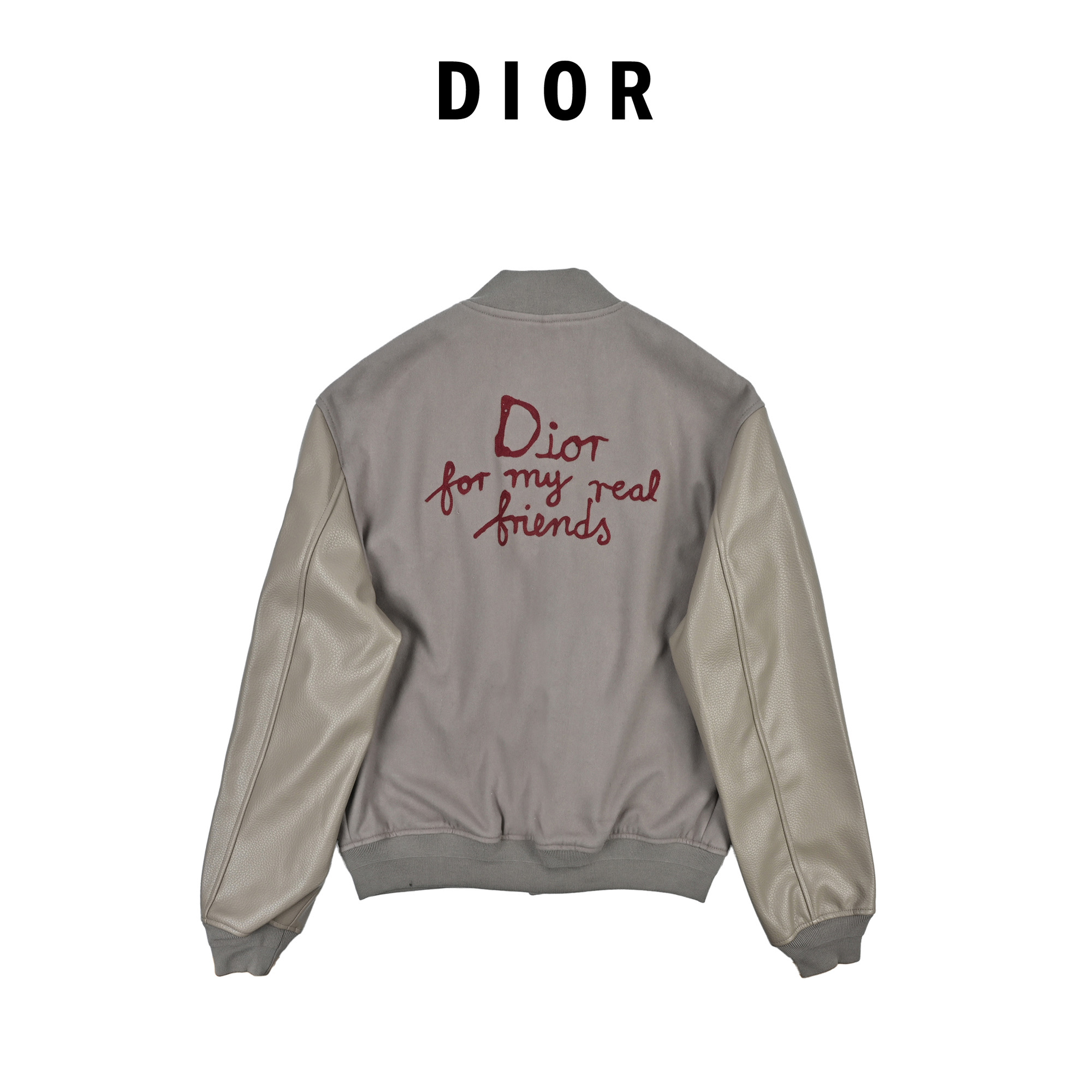 本地自取💰550
Dior迪奥灰色拼接羊皮刺绣棒球服
⚠️真皮材质非市面皮革材质
迪奥男士灰色棒球服夹克,经典飞行员版型,棉质混纺面料+真头层皮袖子,质感满分!背部红色“Dior”刺绣超吸睛,辨识度拉满
两个翻盖口袋,实用又时髦,春秋季节穿刚刚好~无论搭T恤还是衬衫,都能轻松打造高级休闲感
003 尺码表46.48.50.52
