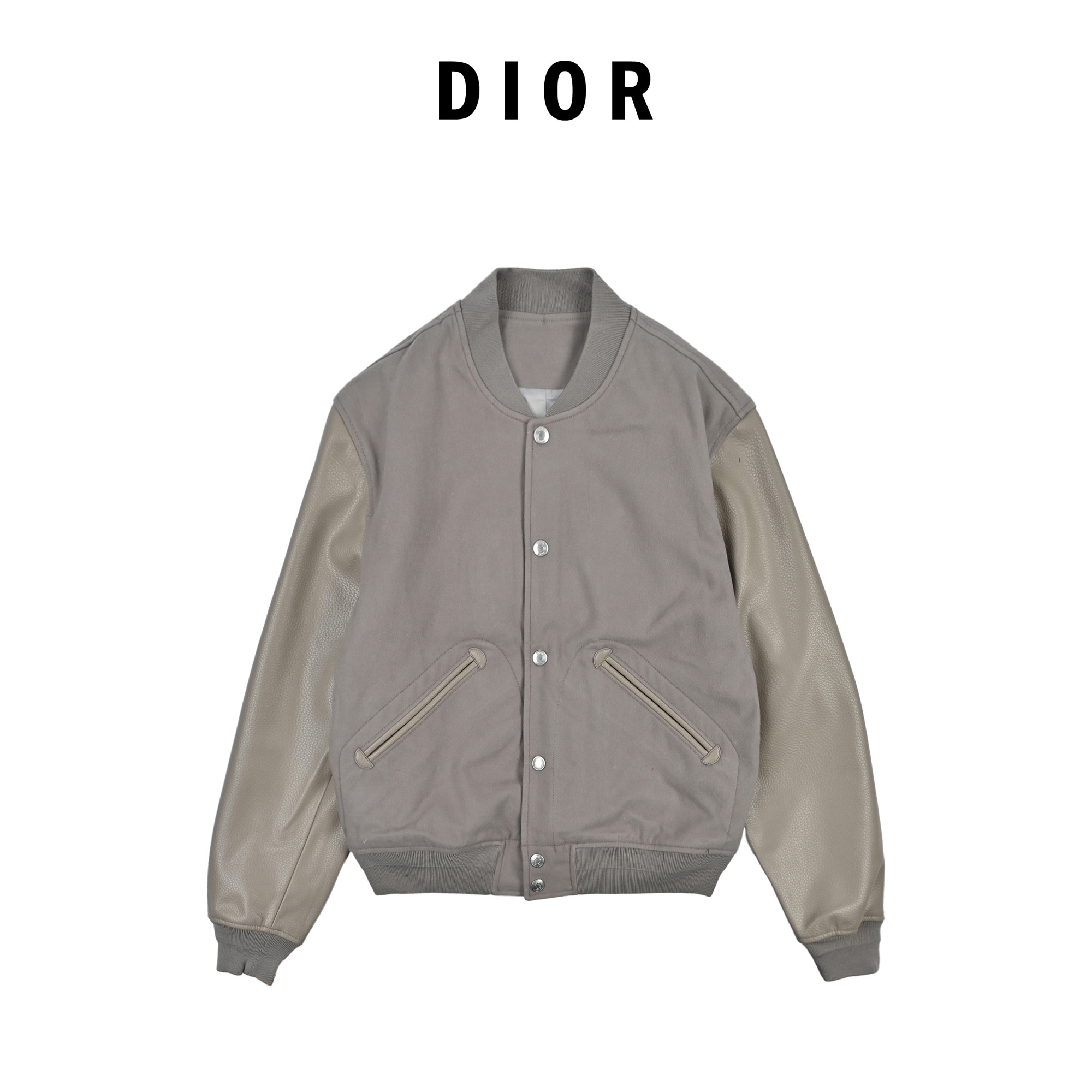 本地自取💰550
Dior迪奥灰色拼接羊皮刺绣棒球服
⚠️真皮材质非市面皮革材质
迪奥男士灰色棒球服夹克,经典飞行员版型,棉质混纺面料+真头层皮袖子,质感满分!背部红色“Dior”刺绣超吸睛,辨识度拉满
两个翻盖口袋,实用又时髦,春秋季节穿刚刚好~无论搭T恤还是衬衫,都能轻松打造高级休闲感
003 尺码表46.48.50.52