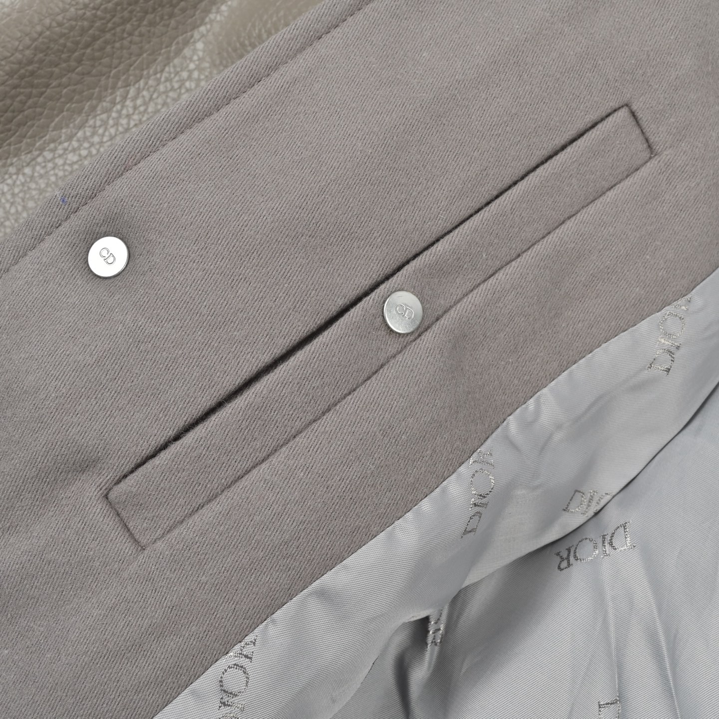 Dior迪奥灰色拼接羊皮刺绣棒球服