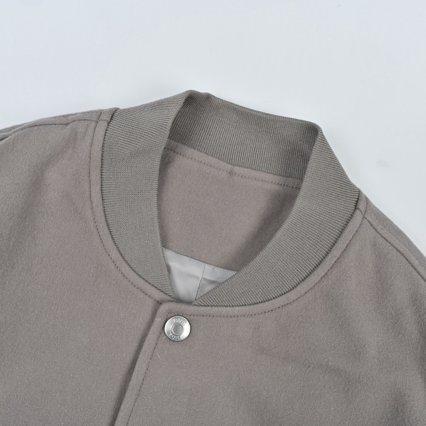 本地自取💰550
Dior迪奥灰色拼接羊皮刺绣棒球服
⚠️真皮材质非市面皮革材质
迪奥男士灰色棒球服夹克,经典飞行员版型,棉质混纺面料+真头层皮袖子,质感满分!背部红色“Dior”刺绣超吸睛,辨识度拉满
两个翻盖口袋,实用又时髦,春秋季节穿刚刚好~无论搭T恤还是衬衫,都能轻松打造高级休闲感
003 尺码表46.48.50.52