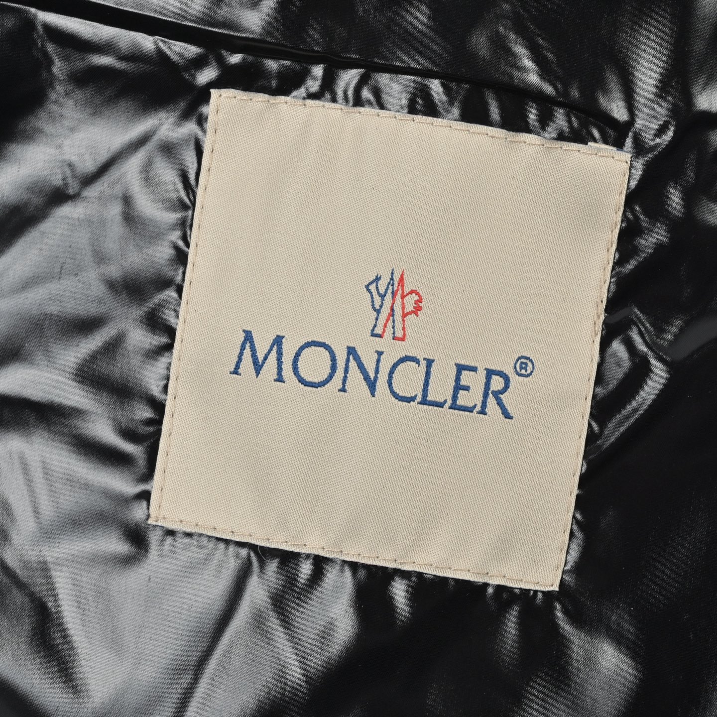 Moncler 蒙口隐藏字母帽羽绒服 标志性亮面尼龙+90%白鸭绒填充