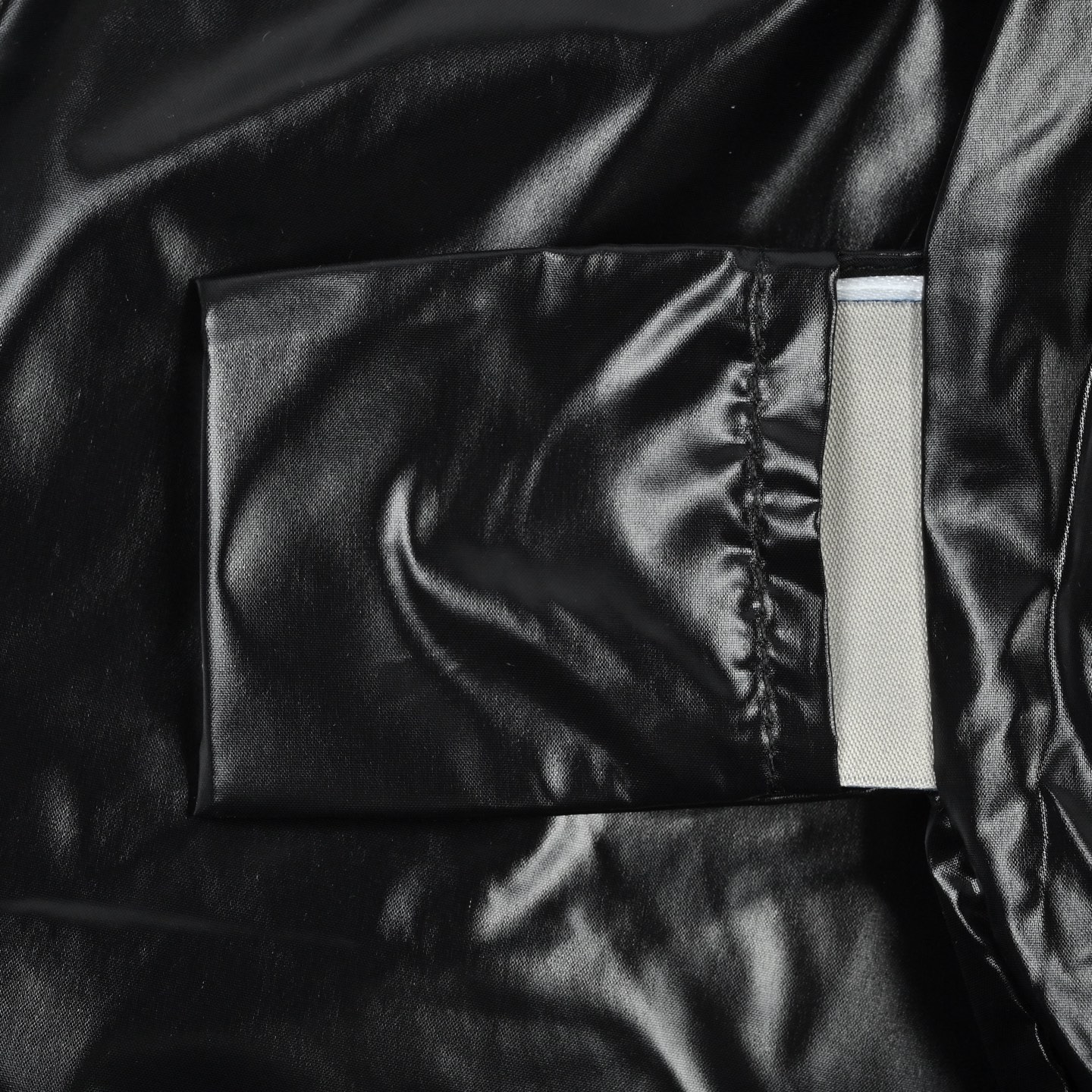 Moncler 蒙口隐藏字母帽羽绒服 标志性亮面尼龙+90%白鸭绒填充