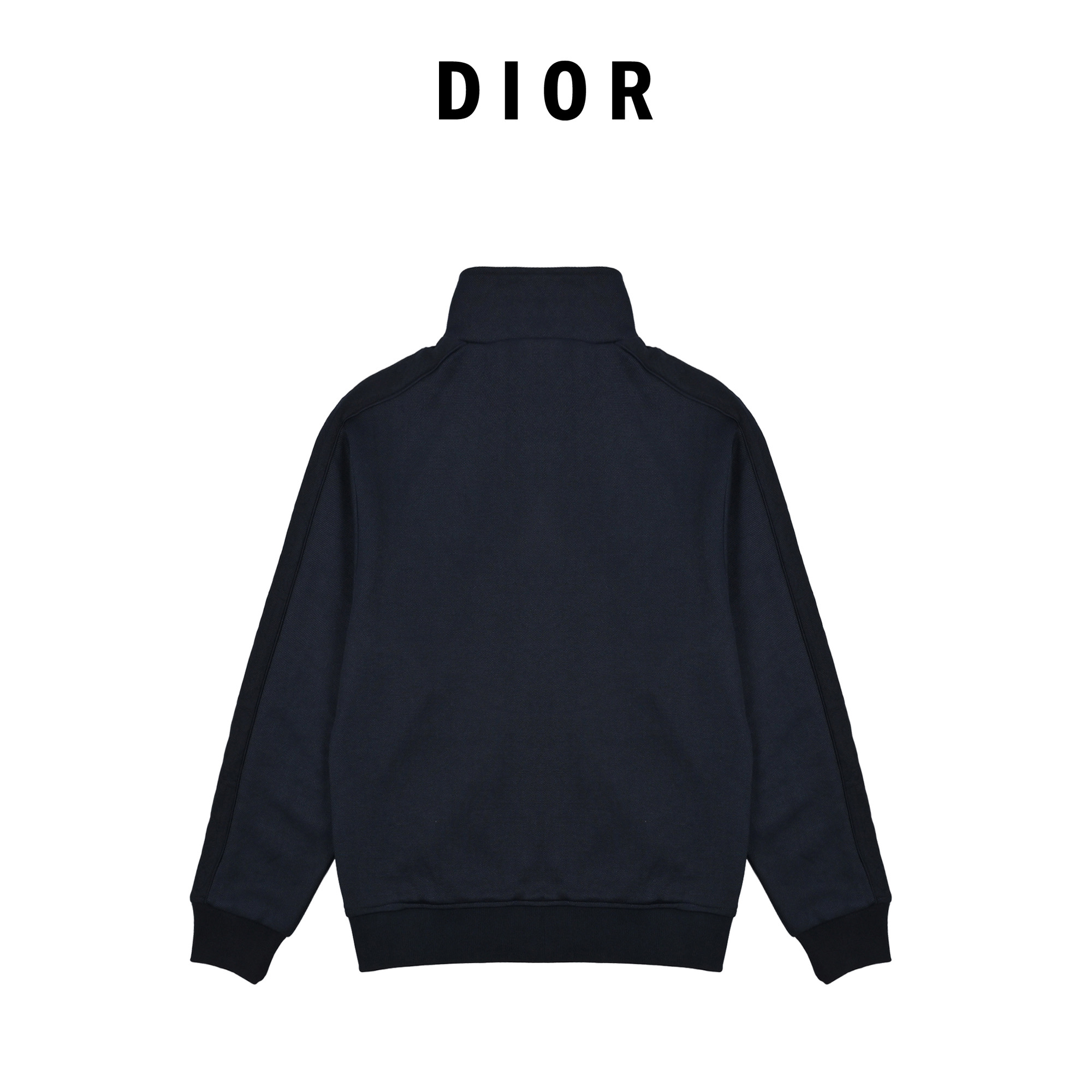 本地自取💰330
Dior迪奥CD 提花织带拉链立领外套
原23,500购入,采用棉布和科技纱线混纺带来细腻质感面料,衣袖饰以Oblique 棉质平纹针织提花织带细节,工艺提花处理,呈现出凹凸立体肌理质感,立领设计,防风御寒,门襟高品质欧牙刻字合金双向拉链开合,弹力松紧袖口下摆设计,三标辅料配套齐全。这款运动夹克外套经过重新诠释,可搭配系列长裤,穿搭包容时髦,日常出行还是休闲时光,男女都能轻松驾驭。
003 尺码s m l xl