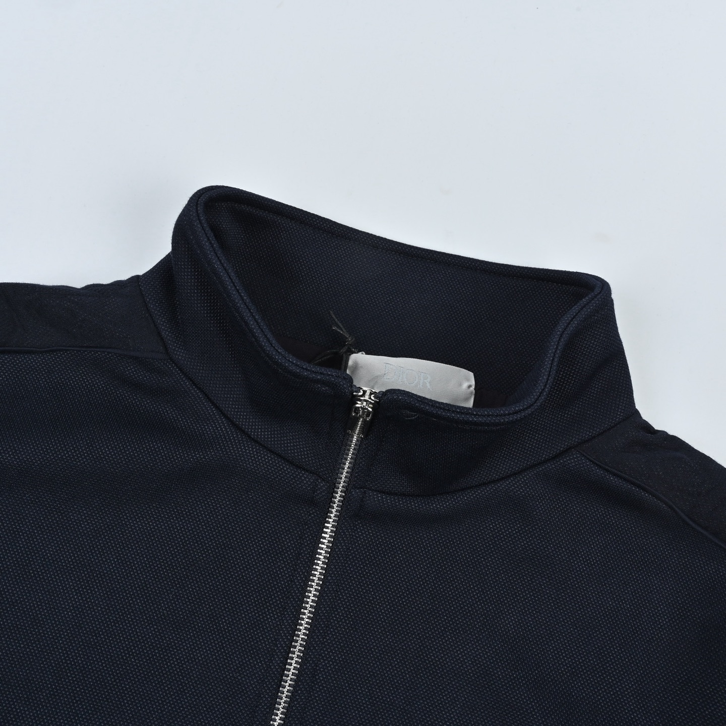 本地自取💰330
Dior迪奥CD 提花织带拉链立领外套
原23,500购入,采用棉布和科技纱线混纺带来细腻质感面料,衣袖饰以Oblique 棉质平纹针织提花织带细节,工艺提花处理,呈现出凹凸立体肌理质感,立领设计,防风御寒,门襟高品质欧牙刻字合金双向拉链开合,弹力松紧袖口下摆设计,三标辅料配套齐全。这款运动夹克外套经过重新诠释,可搭配系列长裤,穿搭包容时髦,日常出行还是休闲时光,男女都能轻松驾驭。
003 尺码s m l xl