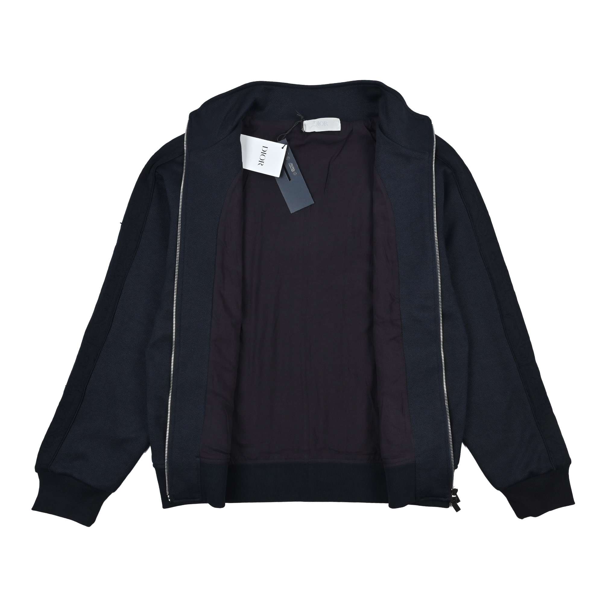 本地自取💰330
Dior迪奥CD 提花织带拉链立领外套
原23,500购入,采用棉布和科技纱线混纺带来细腻质感面料,衣袖饰以Oblique 棉质平纹针织提花织带细节,工艺提花处理,呈现出凹凸立体肌理质感,立领设计,防风御寒,门襟高品质欧牙刻字合金双向拉链开合,弹力松紧袖口下摆设计,三标辅料配套齐全。这款运动夹克外套经过重新诠释,可搭配系列长裤,穿搭包容时髦,日常出行还是休闲时光,男女都能轻松驾驭。
003 尺码s m l xl