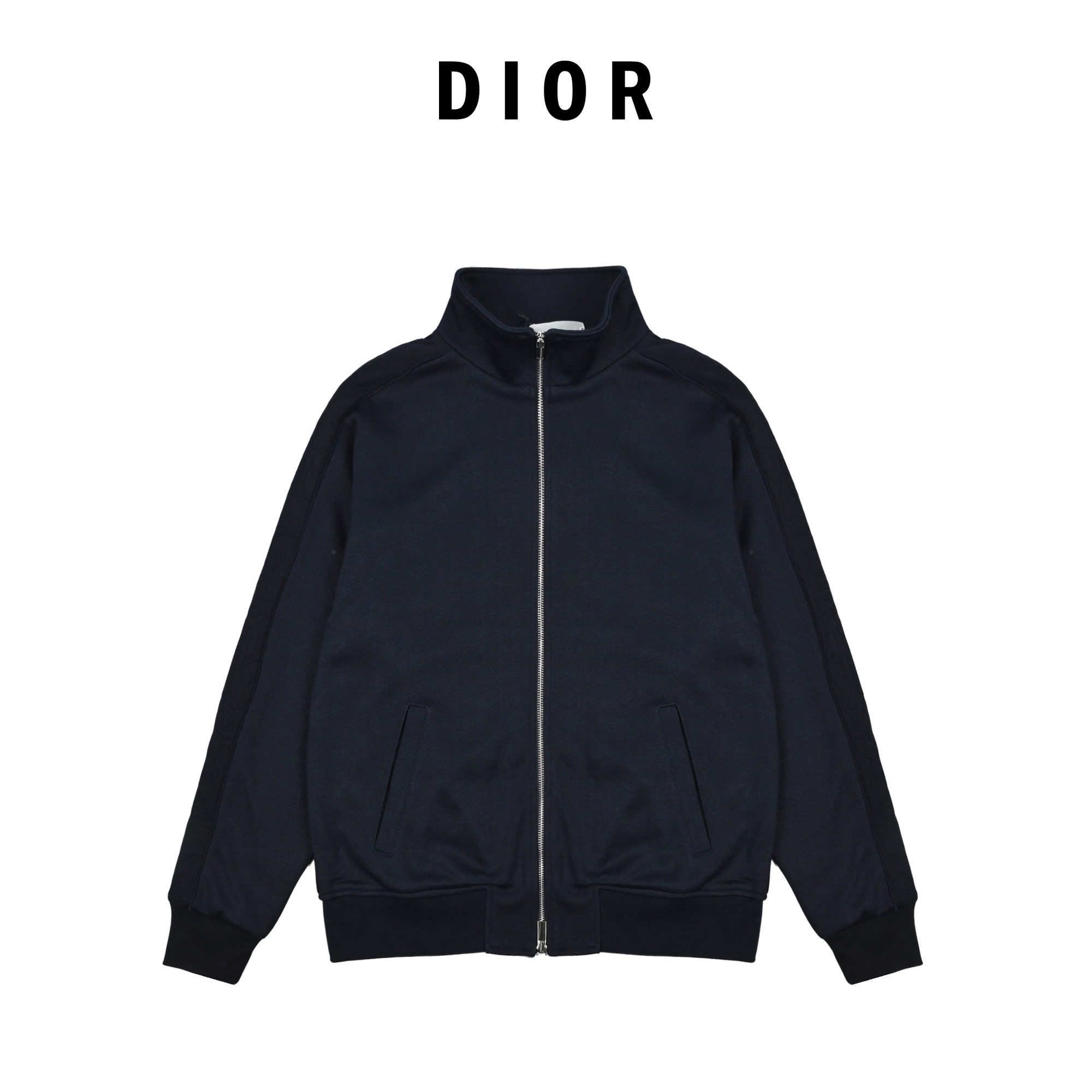 本地自取💰330
Dior迪奥CD 提花织带拉链立领外套
原23,500购入,采用棉布和科技纱线混纺带来细腻质感面料,衣袖饰以Oblique 棉质平纹针织提花织带细节,工艺提花处理,呈现出凹凸立体肌理质感,立领设计,防风御寒,门襟高品质欧牙刻字合金双向拉链开合,弹力松紧袖口下摆设计,三标辅料配套齐全。这款运动夹克外套经过重新诠释,可搭配系列长裤,穿搭包容时髦,日常出行还是休闲时光,男女都能轻松驾驭。
003 尺码s m l xl