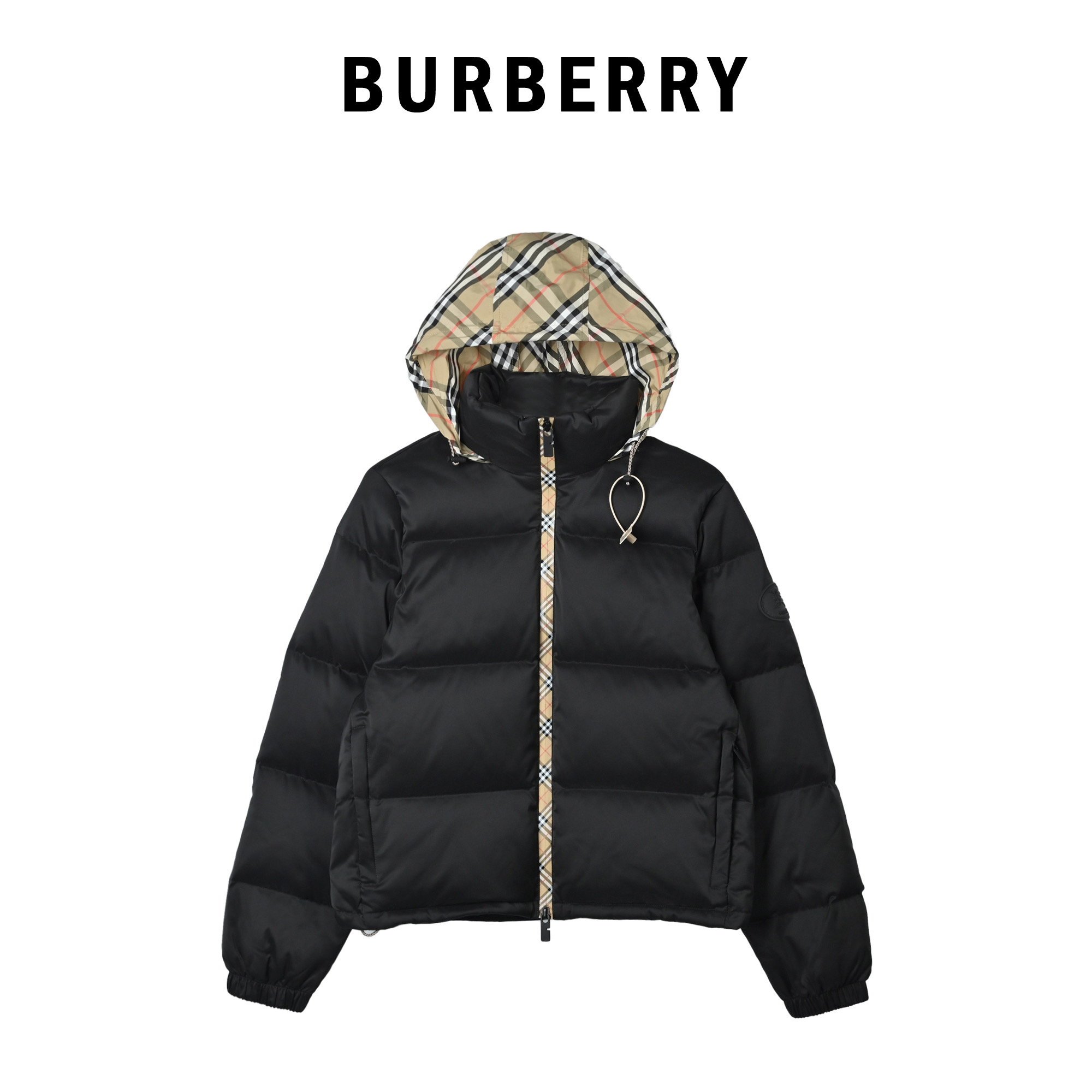 本地自取💰660 （女款） Burberry巴宝莉格纹隐藏帽羽绒服 Burberry女款格纹隐藏帽羽绒服，黑色主调+经典格纹帽，英伦风满满!短款设计超显高， 003 𝐒𝐢𝐳𝐞:𝐬𝐦𝐥