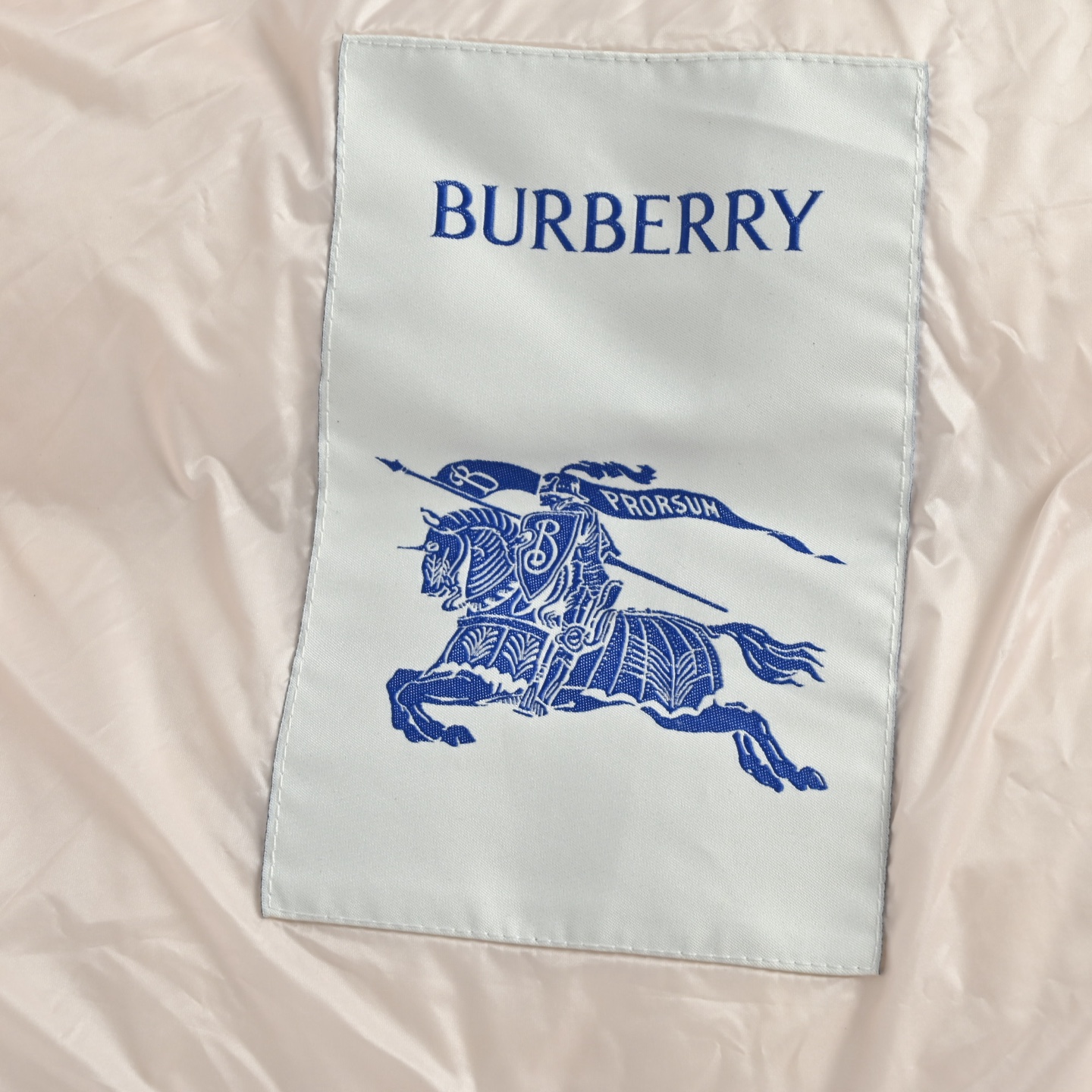 女款 Burberry巴宝莉格纹隐藏帽羽绒服 Burberry女款格纹隐藏帽羽绒服
