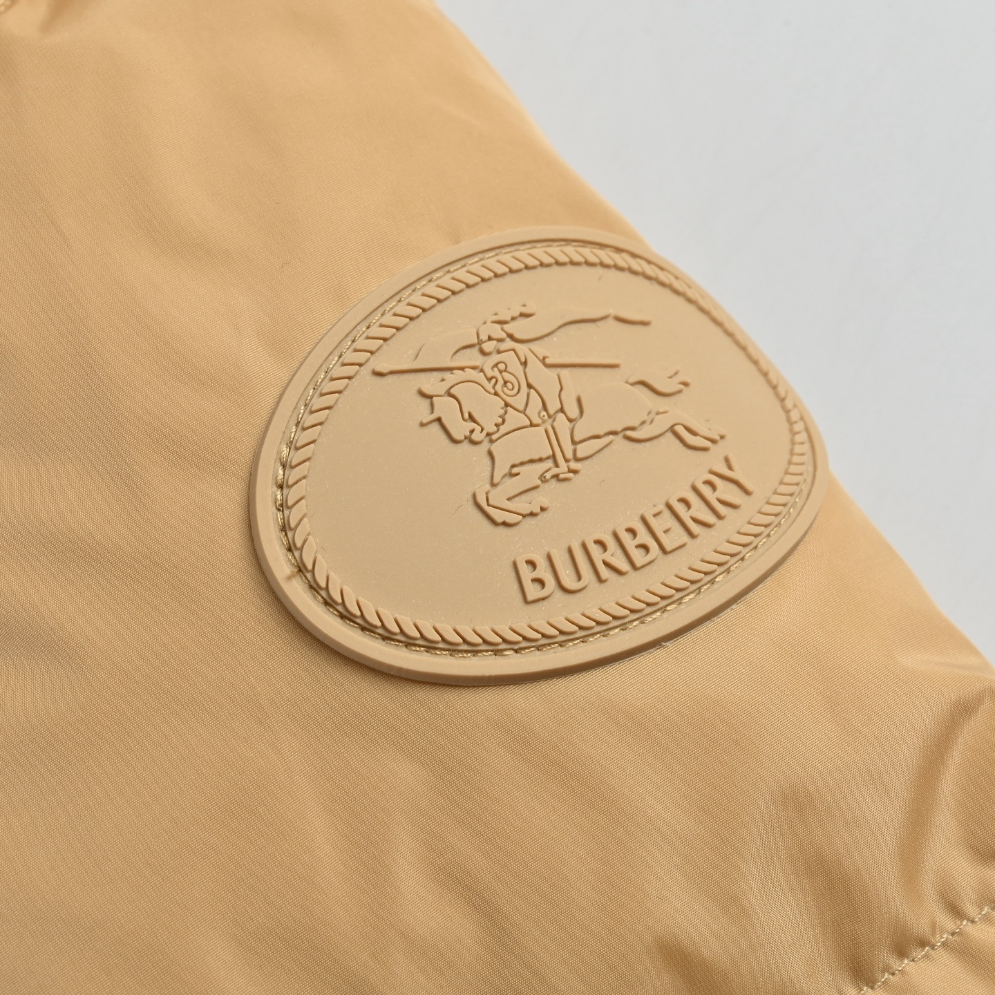 Burberry/巴宝莉 圆袖标可拆袖帽格纹连帽羽绒服