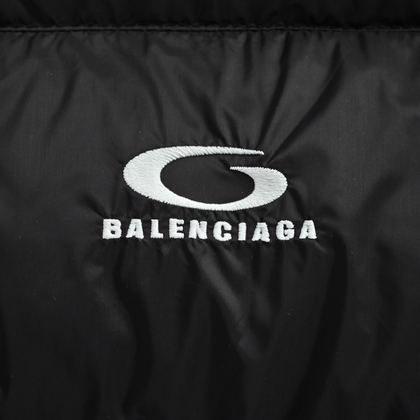 Balenciaga巴黎世家环形刺绣短款面包服 黑色
