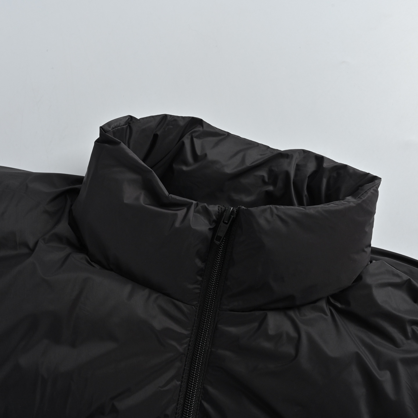 Balenciaga巴黎世家环形刺绣短款面包服 黑色