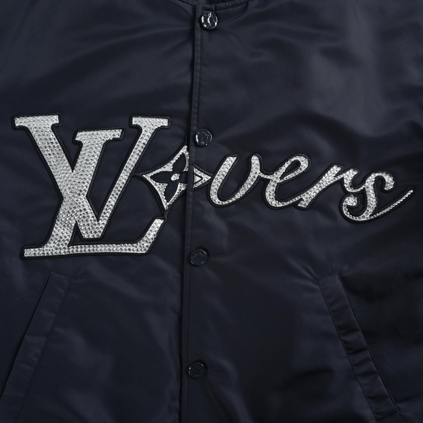 LouisVuitton 路易威登 24Fw 水钻袖章加棉棒球服外套-Chinese UA Cheap High Quatity Brand Clothes Bags handbags Sneakers wholesale wholesaler seller from China Factory suppliers Fashion Clothing Shoes best Quality Beautiful Price LouisVuitton 路易威登 24Fw 水钻袖章加棉棒球服外套