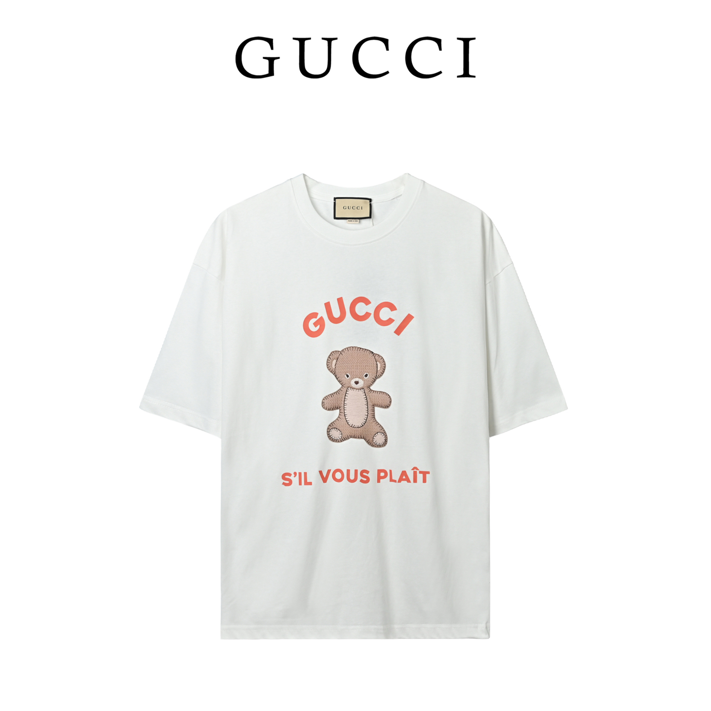 Gucci古驰23ss 小熊绣章短袖 原6,600购入,面料采用定织定染米白色230g双纱面料再做水洗食毛,搭配32s双纱1×1螺纹领口领口螺纹同缸定染无色差.前幅字母印花采用水浆工艺制作印花,成色效果高度还原,搭配粗针毛织章仔工艺设计.开模毛织辅料章仔绣花片,立体公仔设计精致小巧粗毛线编织让它的纹路清晰更有质感,打破平面视觉.辅料跟足ZP,领标手工缝线,上身百搭,男女同款. 003