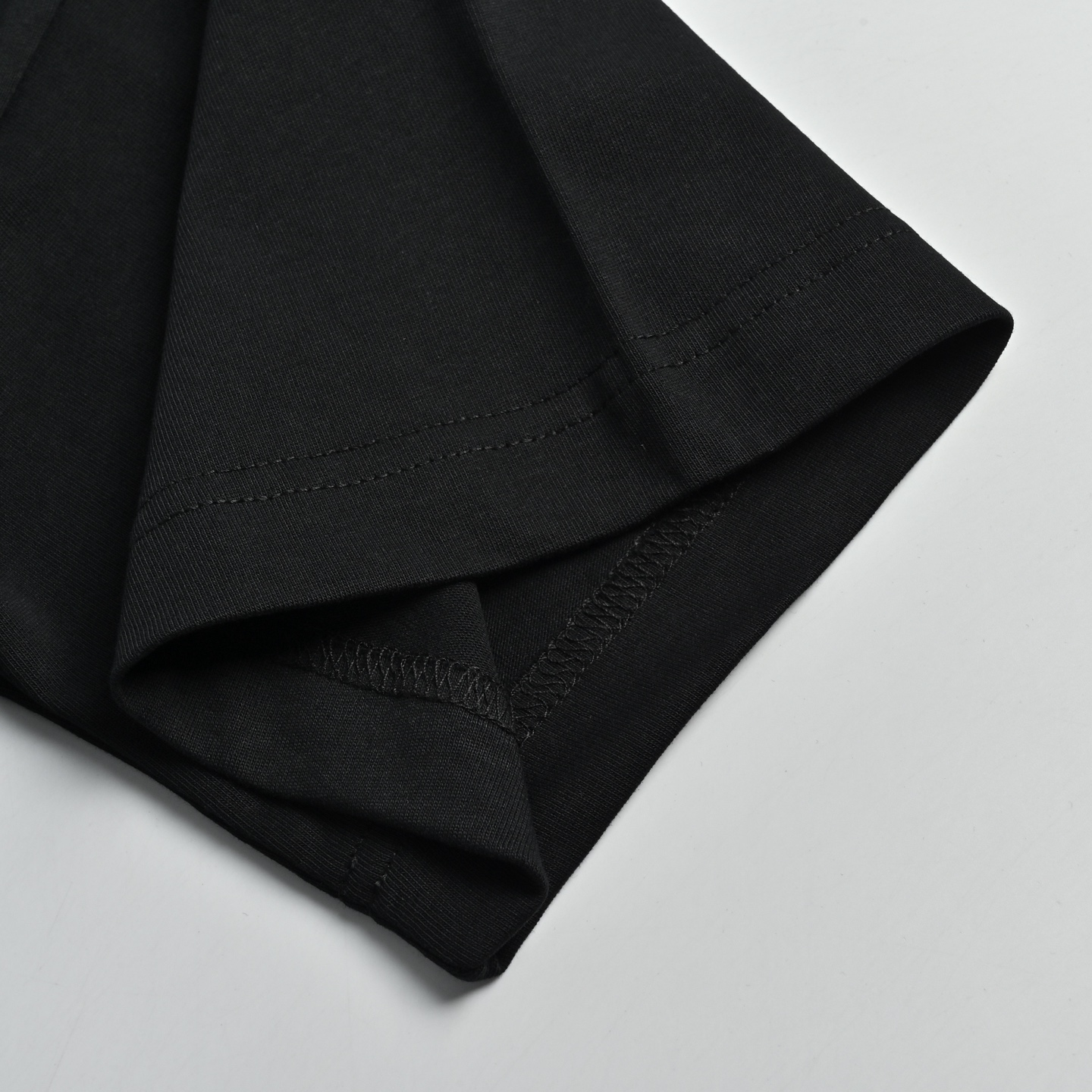 Burberry巴宝莉 经典TB硅胶字母短袖