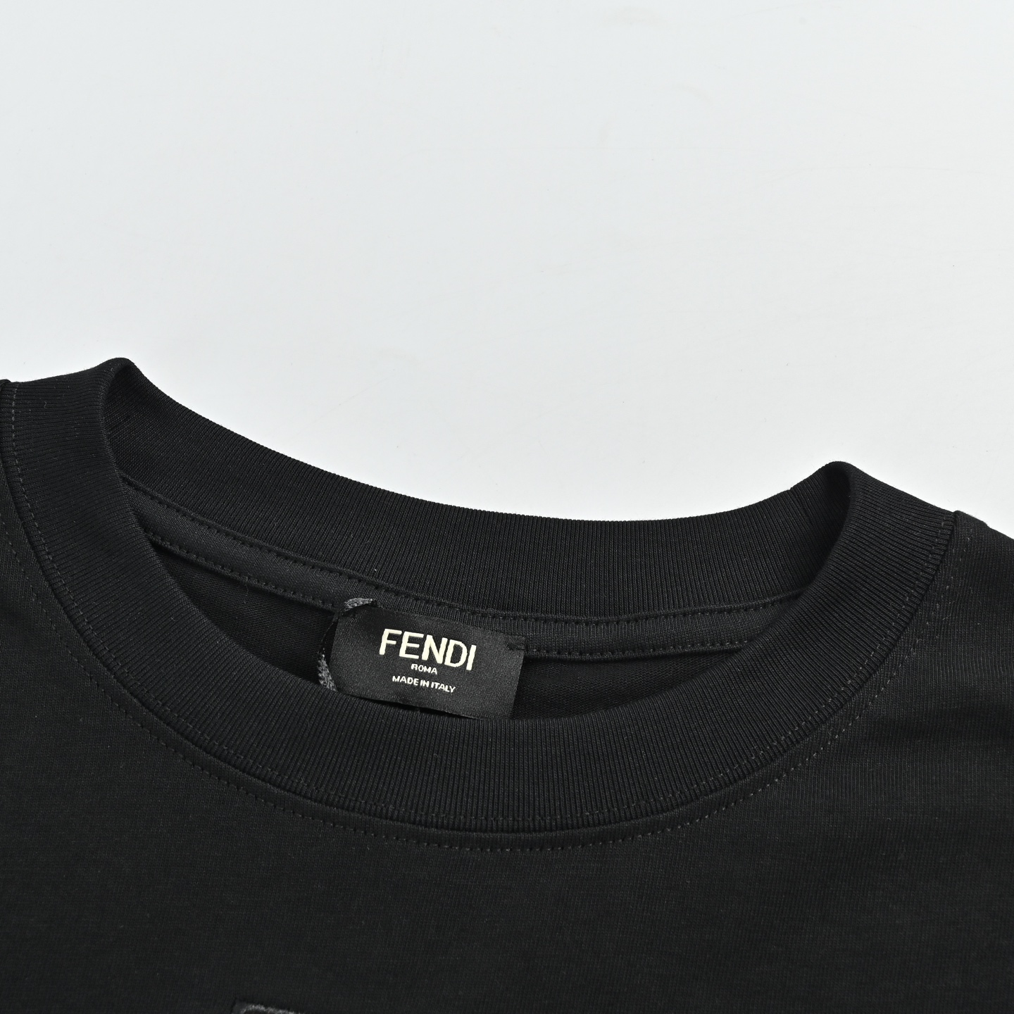 FENDI芬迪 胸口双F刺绣标识短袖-Chinese UA Cheap High Quatity Brand Clothes Bags handbags Sneakers wholesale wholesaler seller from China Factory suppliers Fashion Clothing Shoes best Quality Beautiful Price FENDI芬迪 胸口双F刺绣标识短袖
