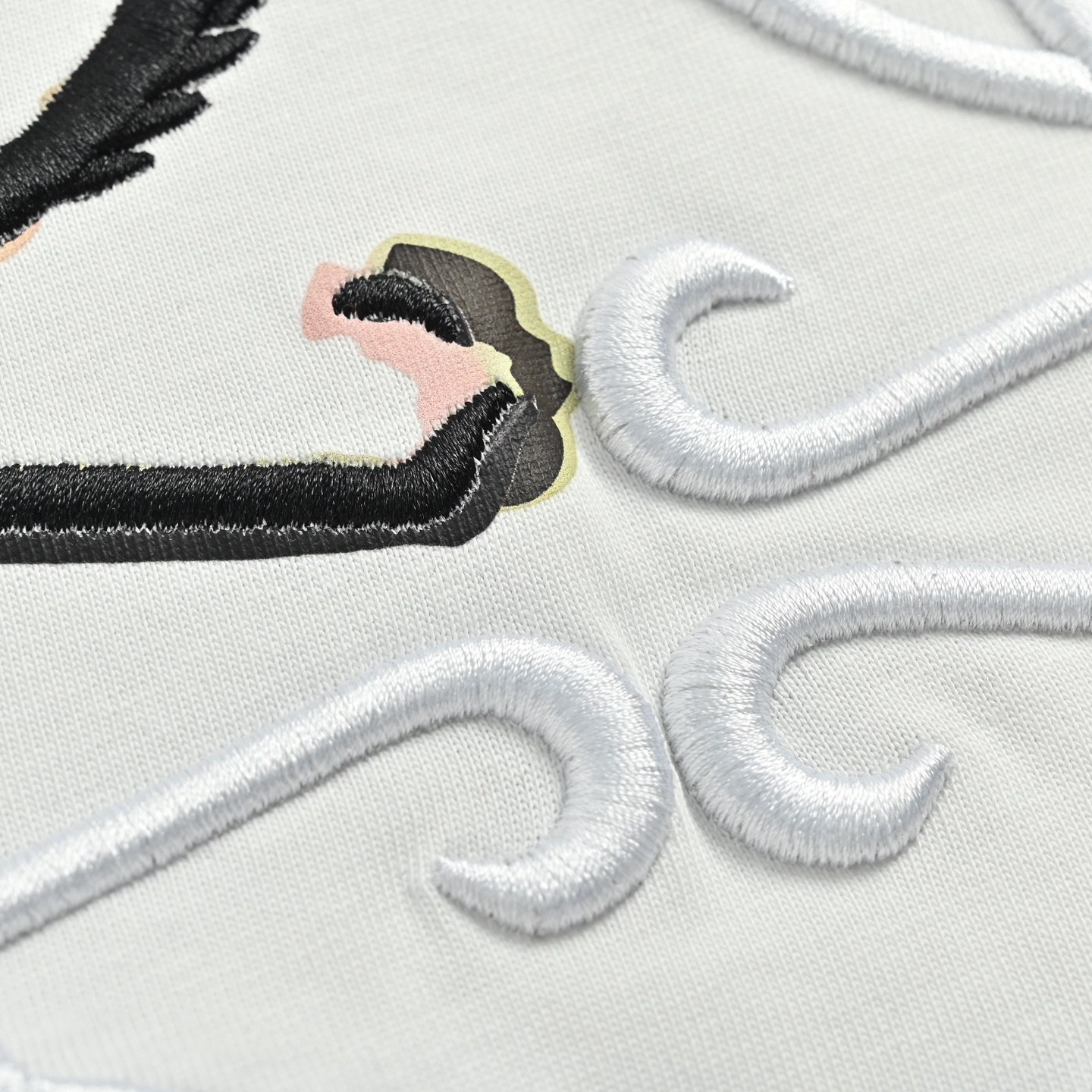 Loewe/罗意威 24ss 半手绘涂鸦刺绣logo短袖-Chinese UA Cheap High Quatity Brand Clothes Bags handbags Sneakers wholesale wholesaler seller from China Factory suppliers Fashion Clothing Shoes best Quality Beautiful Price Loewe/罗意威 24ss 半手绘涂鸦刺绣logo短袖