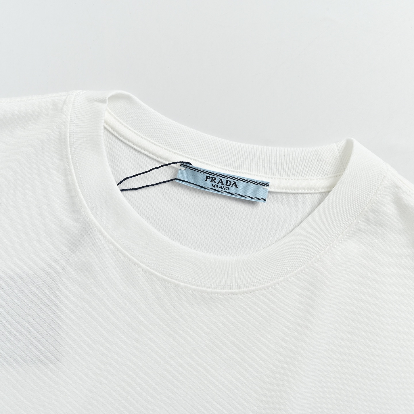 Prada/普拉达 经典三角标铁牌短袖-Top High Quatity Cheap Sneakers Fashion Clothing Clothes Bags handbags Shoes of all Brand wholesale With The best Quality And Beautiful Price from China Factory Chinese suppliers wholesaler seller Prada/普拉达 经典三角标铁牌短袖