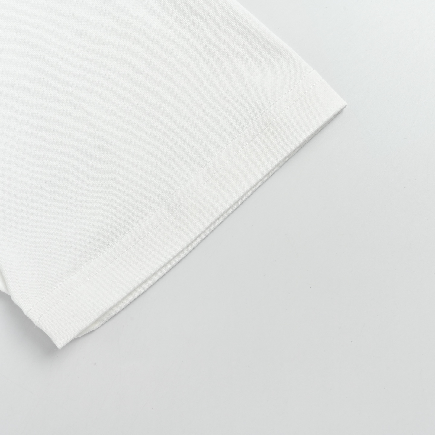 Prada/普拉达 经典三角标铁牌短袖-Top High Quatity Cheap Sneakers Fashion Clothing Clothes Bags handbags Shoes of all Brand wholesale With The best Quality And Beautiful Price from China Factory Chinese suppliers wholesaler seller Prada/普拉达 经典三角标铁牌短袖