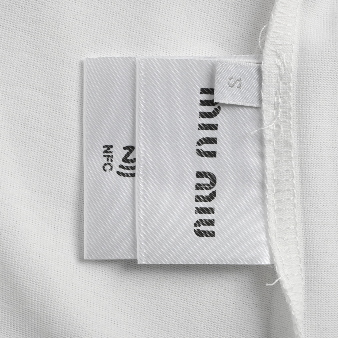 Miumiu缪缪25SS经典小标刺绣长袖T-Chinese UA Cheap High Quatity Brand Clothes Bags handbags Sneakers wholesale wholesaler seller from China Factory suppliers Fashion Clothing Shoes best Quality Beautiful Price Miumiu缪缪25SS经典小标刺绣长袖T