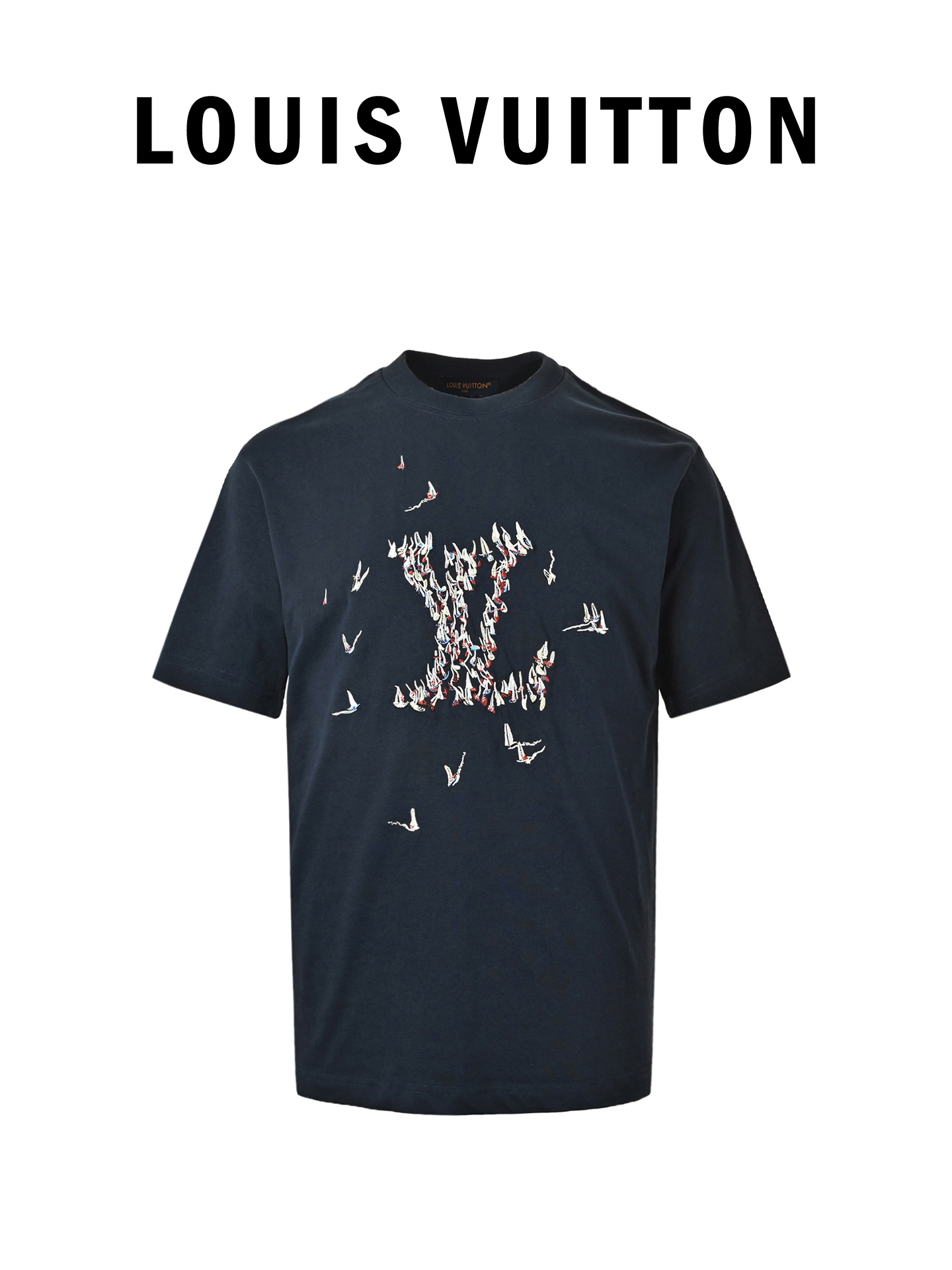 Louis Vuitton/路易威登 26ss 帆船logo刺绣短袖 轻奢主义 男女日常通勤穿搭必备单品 正确版本 欢迎对比 详细特征 · 320克100% 纯棉双纱汗布面料 · 同缸定染特种加粗32支双股1X1螺纹 · 前幅采用多插针刺绣工艺,刺绣出多彩颜色帆船图案Lv字母图形 · 后幅鬼背设计+帆船图案+字母logo刺绣 · 双针车线跨缝工艺 · 原版主唛水洗吊牌品牌防潮纸包装 003