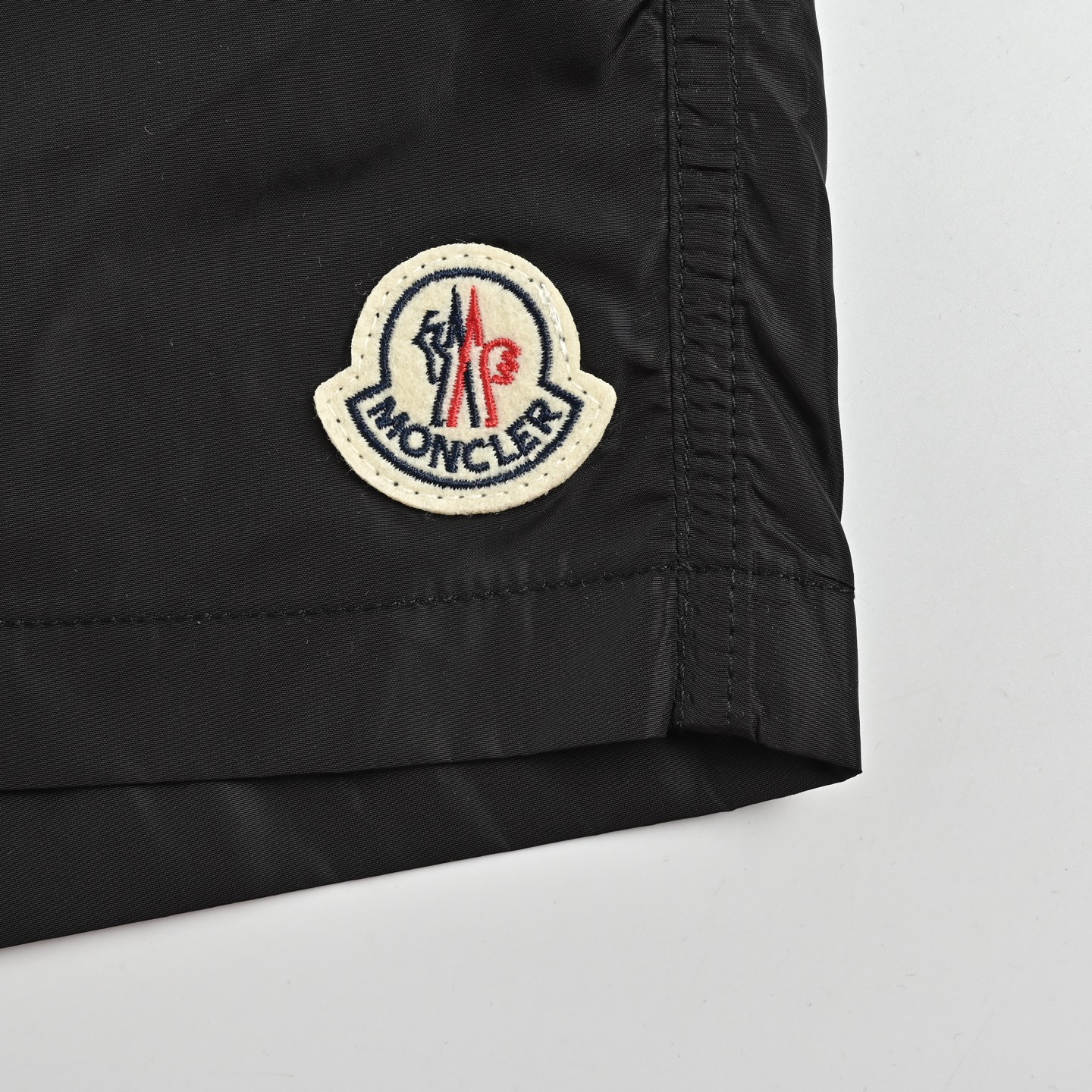 MONCLER 蒙口 拼色梭织沙滩短裤-莆田鞋,莆田鞋货源,高仿鞋,高仿鞋货源,安福档口,莆田高仿鞋,莆田鞋批发,高仿鞋批发,莆田高仿运动鞋,高仿运动鞋,莆田运动鞋 MONCLER 蒙口 拼色梭织沙滩短裤