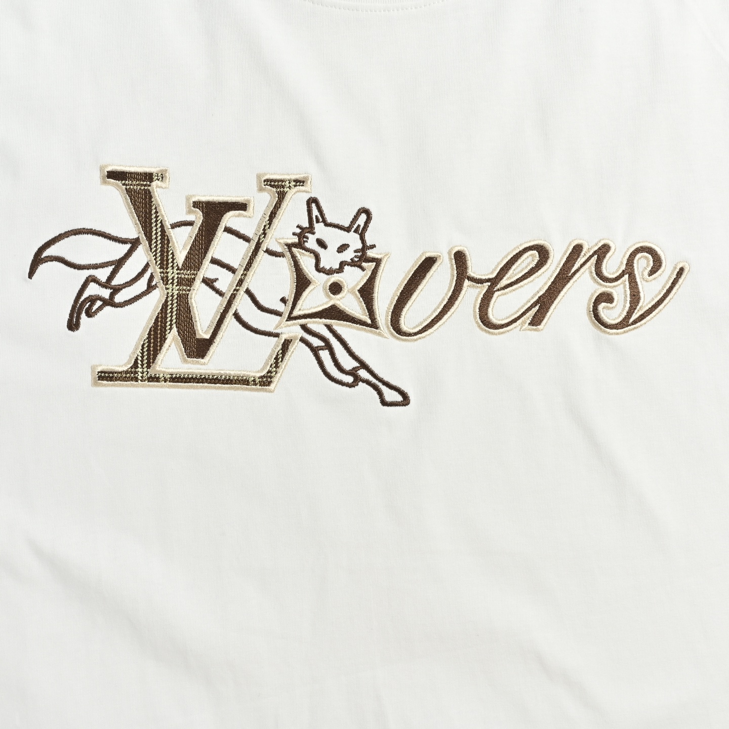 Louis Vuitton/路易威登 26ss 狐狸字母刺绣短袖-莆田鞋,莆田鞋货源,高仿鞋,高仿鞋货源,安福档口,莆田高仿鞋,莆田鞋批发,高仿鞋批发,莆田高仿运动鞋,高仿运动鞋,莆田运动鞋 Louis Vuitton/路易威登 26ss 狐狸字母刺绣短袖