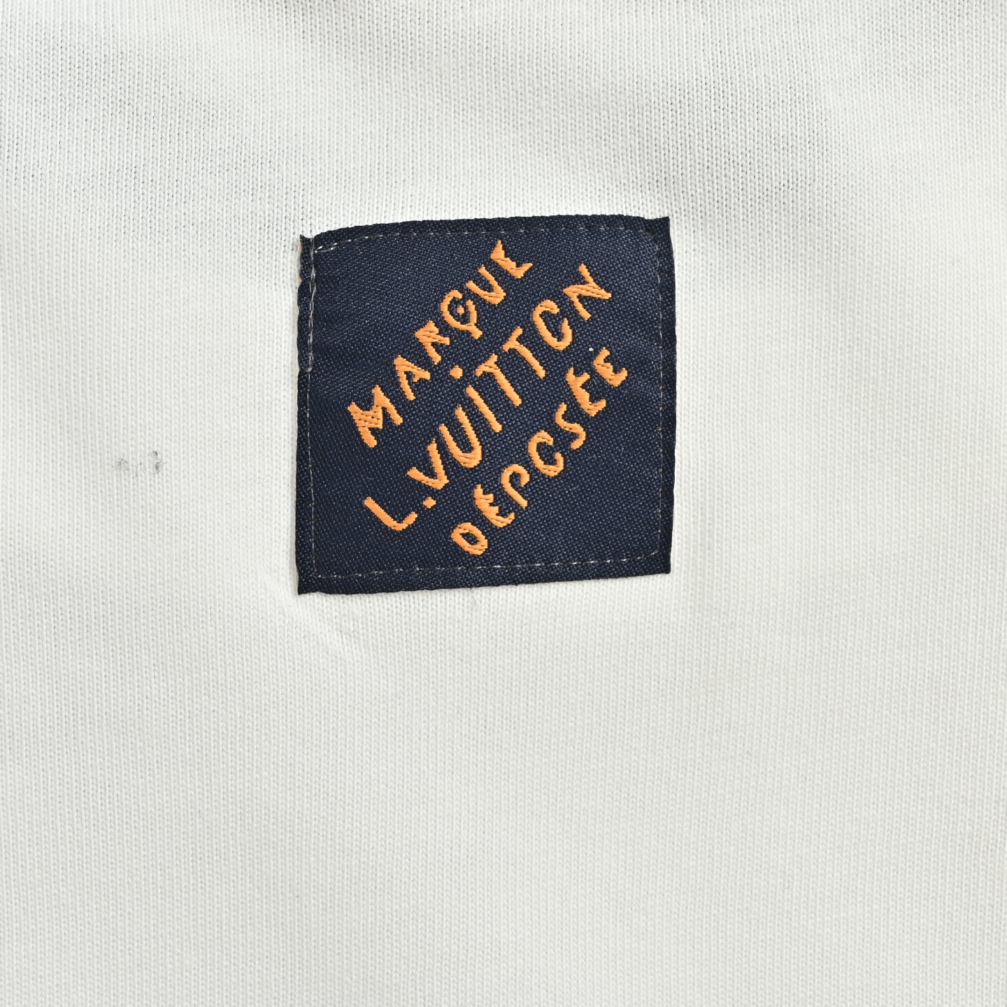 Louis Vuitton/路易威登 26ss 狐狸字母刺绣短袖-莆田鞋,莆田鞋货源,高仿鞋,高仿鞋货源,安福档口,莆田高仿鞋,莆田鞋批发,高仿鞋批发,莆田高仿运动鞋,高仿运动鞋,莆田运动鞋 Louis Vuitton/路易威登 26ss 狐狸字母刺绣短袖
