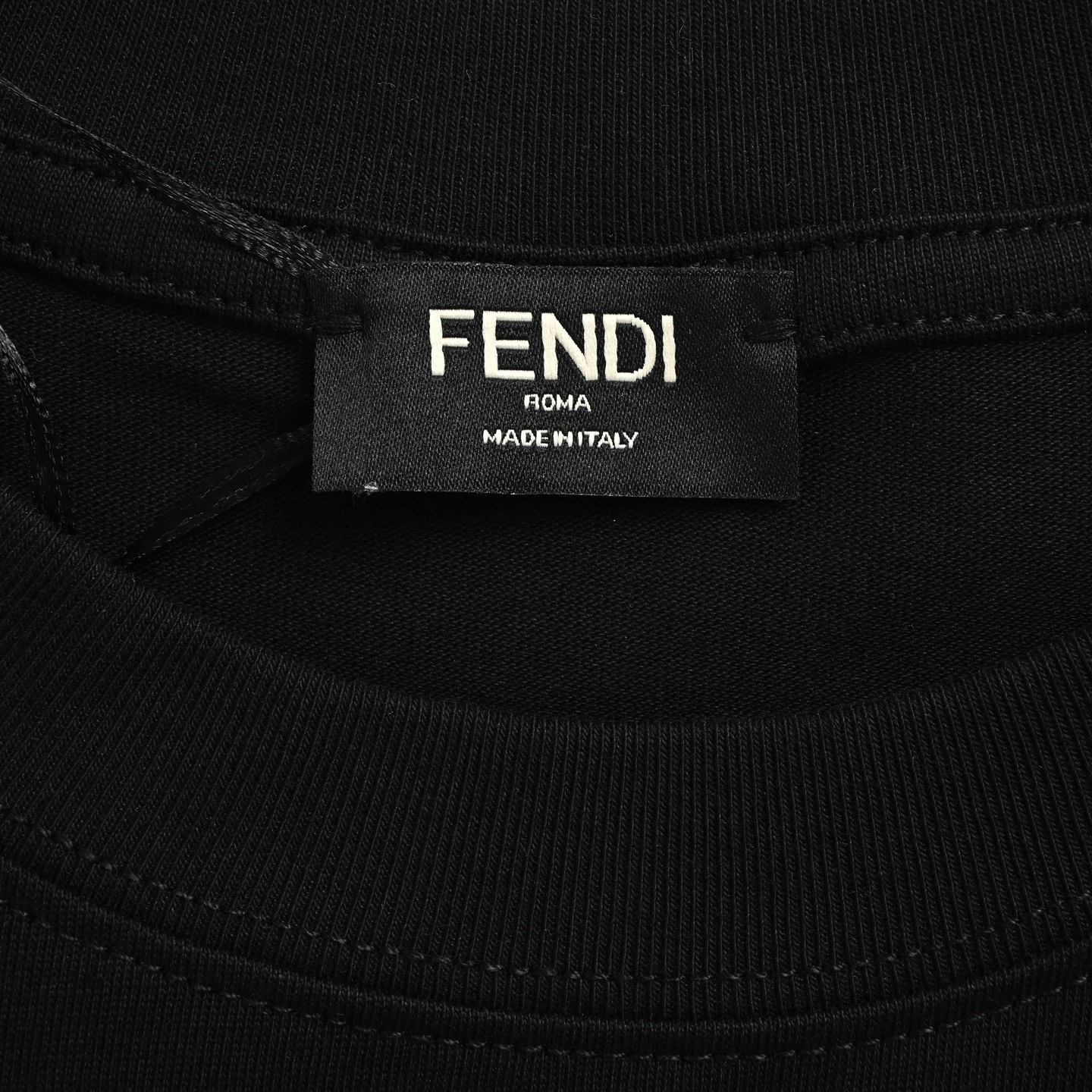 Fendi/芬迪 26ss 蓝字母刺绣短袖 黑色/白色-莆田鞋,莆田鞋货源,高仿鞋,高仿鞋货源,安福档口,莆田高仿鞋,莆田鞋批发,高仿鞋批发,莆田高仿运动鞋,高仿运动鞋,莆田运动鞋 Fendi/芬迪 26ss 蓝字母刺绣短袖 黑色/白色