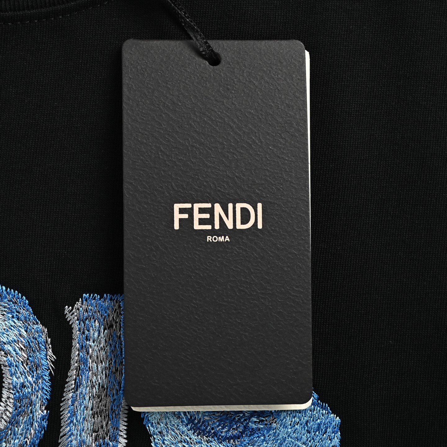 Fendi/芬迪 26ss 蓝字母刺绣短袖 黑色/白色-莆田鞋,莆田鞋货源,高仿鞋,高仿鞋货源,安福档口,莆田高仿鞋,莆田鞋批发,高仿鞋批发,莆田高仿运动鞋,高仿运动鞋,莆田运动鞋 Fendi/芬迪 26ss 蓝字母刺绣短袖 黑色/白色