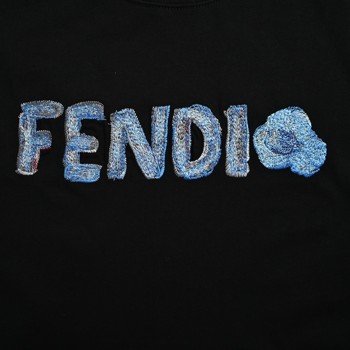Fendi/芬迪 26ss 蓝字母刺绣短袖 黑色/白色-莆田鞋,莆田鞋货源,高仿鞋,高仿鞋货源,安福档口,莆田高仿鞋,莆田鞋批发,高仿鞋批发,莆田高仿运动鞋,高仿运动鞋,莆田运动鞋 Fendi/芬迪 26ss 蓝字母刺绣短袖 黑色/白色