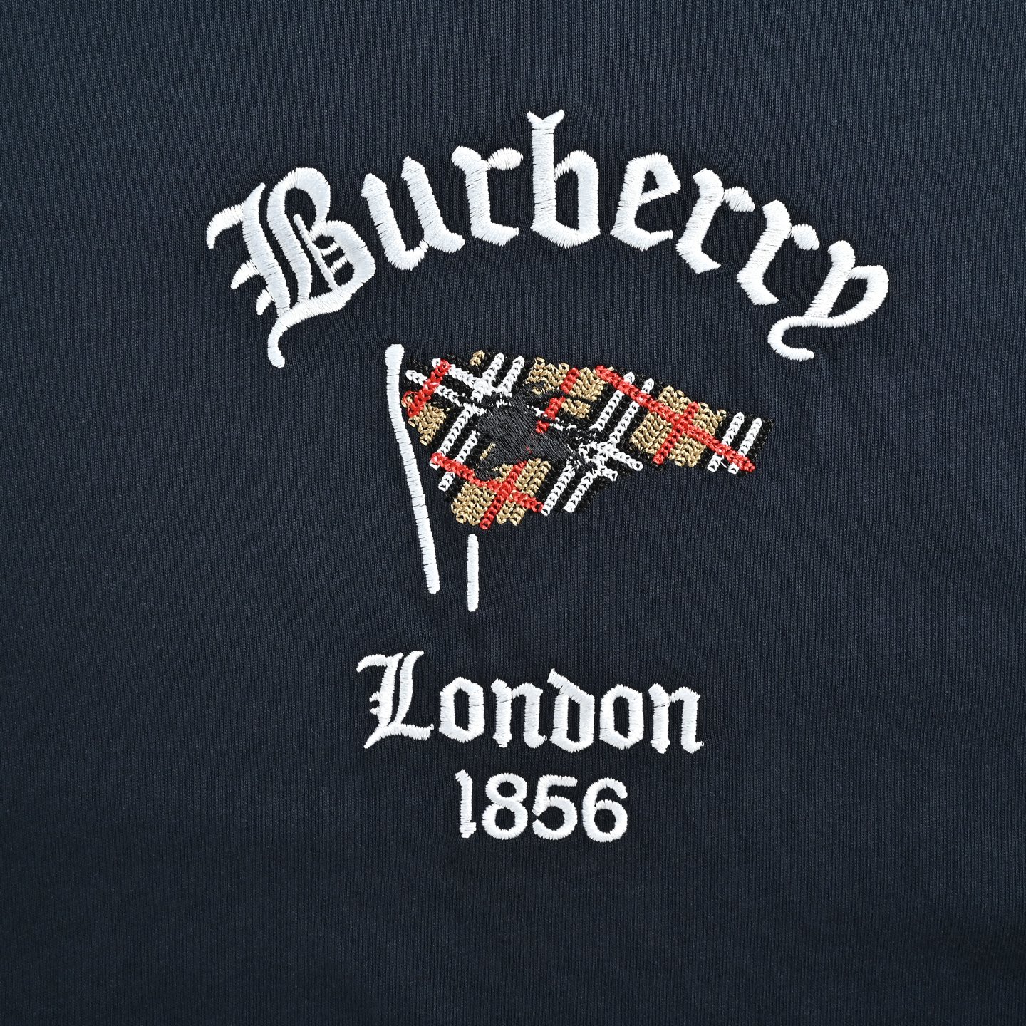 (藏蓝) Burberry/巴宝莉 格纹旗帜字母刺绣短袖-莆田鞋,莆田鞋货源,高仿鞋,高仿鞋货源,安福档口,莆田高仿鞋,莆田鞋批发,高仿鞋批发,莆田高仿运动鞋,高仿运动鞋,莆田运动鞋 (藏蓝) Burberry/巴宝莉 格纹旗帜字母刺绣短袖