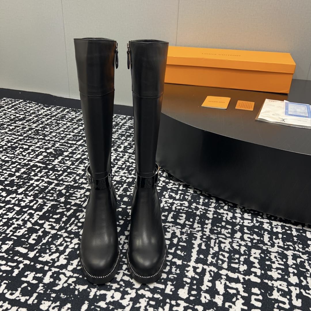 NO:559703,: 'Exclusive top version' LV2025vs new autumn and winter fashion boots series... [Pointed round toe thick heel boots] Silhouette ankle boots are reinterpreted in super soft calfskin this season... The strip tied to the collar gives it a very feminine touch, and the iconic Monogram flower-shaped heel is the feature of this series... - Also covered in the brand's signature - - MATERIAL Material - Fabric: Imported cowhide Lining: Imported sheepskin  Feet: imported sheepskin Outsole: original imported anti-genuine leather sole Heel height: 5.5cm Packaging: original full set of packaging Code number: 35-39 (40.41.42 customization is not returnable) Color: official website updated simultaneously, boots, boots, cowhide, sheepskin19860909:《独家顶级版本》 LV2025vs秋冬新款时装靴系列……【尖圆头粗跟长靴】 Silhouette 踝靴在本季以超柔软小牛皮重新演绎…… 系在领口上的条带赋予其极具女人味的触感,标志性的 Monogram 花形鞋跟是该系列的特色…… —也覆盖在品牌的标志性— - MATERIAL 材质 - 面料:进口牛皮 内里:进口羊皮 垫脚:进口羊皮 大底:原版进口防真皮底 跟高:5.5cm 包装:原版全套包装 码数:35-39（40.41.42定制不退换） 颜色:官网同步更新,靴子,boots,cowhide,sheepskin,Women's Shoes