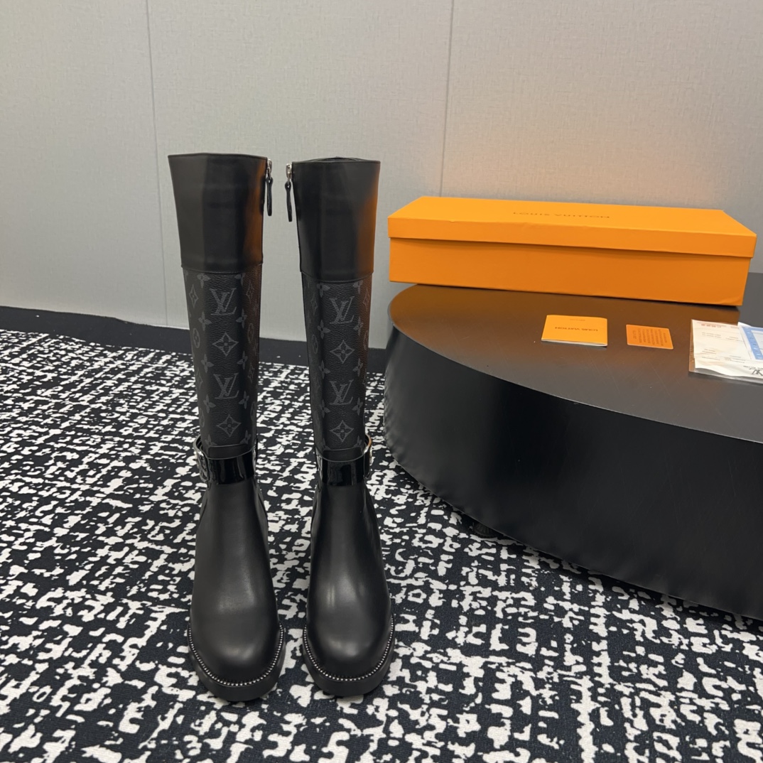 NO:559706,: 'Exclusive top version' LV2025vs new autumn and winter fashion boots series... [Pointed round toe thick heel boots] Silhouette ankle boots are reinterpreted in super soft calfskin this season... The strip tied to the collar gives it a very feminine touch, and the iconic Monogram flower-shaped heel is the feature of this series... - Also covered in the brand's signature - - MATERIAL Material - Fabric: Imported cowhide custom-made presbyopic material Lining: Imported sheepskin  Feet: imported sheepskin Outsole: original imported anti-genuine leather sole Heel height: 5.5cm Packaging: original full set of packaging Code number: 35-39 (40.41.42 customization is not returnable) Color: official website updated simultaneously, boots, boots, cowhide, sheepskin19860909:《独家顶级版本》 LV2025vs秋冬新款时装靴系列……【尖圆头粗跟长靴】 Silhouette 踝靴在本季以超柔软小牛皮重新演绎…… 系在领口上的条带赋予其极具女人味的触感,标志性的 Monogram 花形鞋跟是该系列的特色…… —也覆盖在品牌的标志性— - MATERIAL 材质 - 面料:进口牛皮定制老花材料 内里:进口羊皮 垫脚:进口羊皮 大底:原版进口防真皮底 跟高:5.5cm 包装:原版全套包装 码数:35-39（40.41.42定制不退换） 颜色:官网同步更新,靴子,boots,cowhide,sheepskin,Women's Shoes