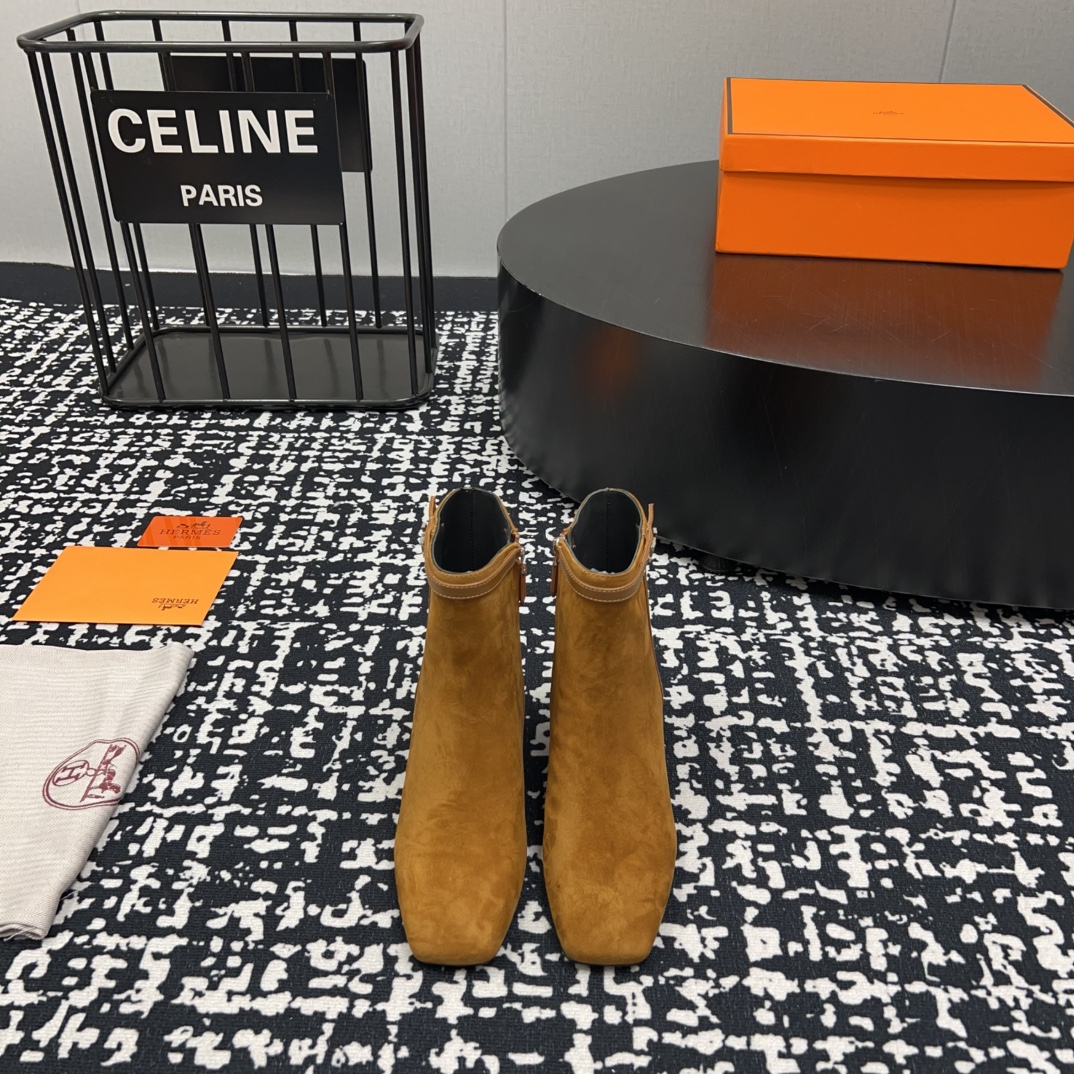 NO:615605,Hermès HERME*H 24vs new autumn and winter boots series... Hermes buckle slim slim leg square round toe mid-heeled short boots... This pair of boots should be Hermès's 'replacement' of the New York blogger's ultra-modern classic autumn and winter outfits, which are worthy of reference for southern girls. The slim cut is sexy and feminine, and paired with a coat, the effect is perfect. The boots are fashionable, simple and classic. Upper: Customized original cashmere  Lining: Customized original sheepskin Foot: Customized original sheepskin Outsole: Original genuine leather combination outsole Heel height: 5cm Size: 35–39 (40. Customized, non-refundable) Packaging: Original full set of packaging Color: Official website updated simultaneously, boots, hermes, hermes, boots, sheepskin19860909爱马仕 HERME*H家24vs秋冬新款靴子系列…… 爱马仕 HERMES 扣带修身瘦腿方圆头中跟短靴... 这双靴子应该是爱马仕“平替”了纽约博主的超摩登经典秋冬穿搭很值得南方妹子们借鉴,加持修身的裁切性感,女人味十足,搭配大衣,效果堪称完美.靴子洋气,简单,经典. 鞋面:定制原版羊绒 内里:定制原版羊皮 垫脚:定制原版羊皮 大底:原版真皮组合大底 跟高:5cm 码数:35–39(40.定做不退换) 包装:原版全套包装 颜色:官网同步更新,靴子,hermes,hermes,boots,sheepskin,Women's Shoes