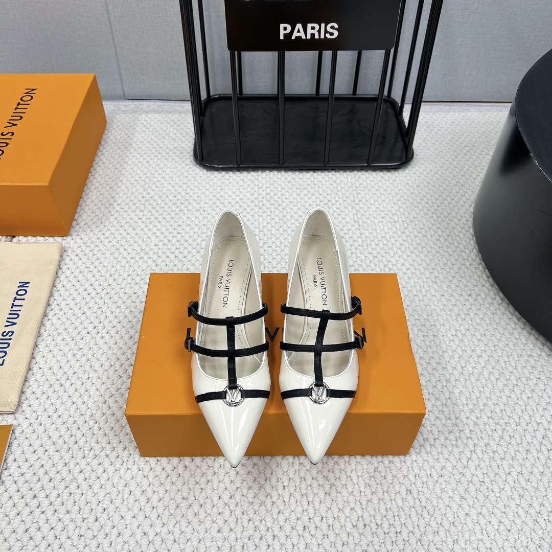 NO:235912,(Top version) vs. Early spring and summer Paris purchasing latest popular single shoe series... [Pointed toe low heel single shoe] French purchasing new donkey brand, the first choice for spring and summer The latest French model is sold out, the original mold opening metal buckle details cannot be ignored. The texture of the first layer cowhide leather is three-dimensional to show the temperament of the Bazaar. The high-quality leather is softer and breathable, invincible and slimming legs. When worn, it immediately raises the length of the legs~ deep and sharp insight! Volume, ingenious customization, meticulous craftsmanship - also covered in the brand's iconic - - MATERIAL Material - Fabric: Customized patent leather Inner: Imported sheepskin Floor: Imported sheepskin Outsole: Italian imported genuine leather outsole Heel height: 6.0cm Packaging: original full package Size: 35-39 (40. Customized without return)  Color: Official website synchronous update, high heels, louis vuitton, high heels, cowhide, sheepskin, Leather soles19860909（顶级版本）vs早春夏巴黎代购最新爆款单鞋系列……【尖头低跟单鞋】 法国代购新款驴牌 春夏首选 最新款法国卖爆了, 原版开模金属扣细节不可忽视 头层牛皮质感立体穿出时尚芭莎的气质 优质皮里更加柔软透气,无敌瘦腿,穿上立马拉升腿的长度～涵深刻,洞察犀利! 走量,走心.匠心定制,精雕细琢 —也覆盖在品牌的标志性— - MATERIAL 材质 - 面料:定制漆皮 内里:进口羊皮 垫脚:进口羊皮 大底: 意大利进口真皮大底 跟高:6.0cm 包装:原版全套包装 码数:35-39（40.定制不退换） 颜色:官网同步更新,高跟鞋单鞋,louis vuitton,high heels,cowhide,sheepskin,Leather soles,Women's Shoes