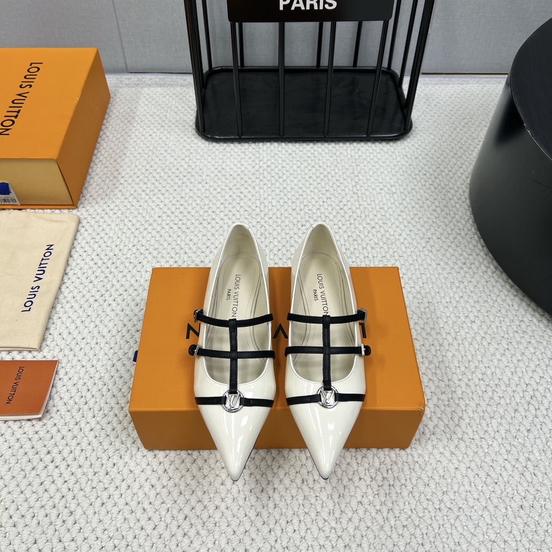 NO:235914,(Top version) vs. Early spring and summer Paris purchase latest popular single shoe series... [Pointed toe flat shoes] French purchasing new donkey brand, the first choice for spring and summer The latest French model is sold out, the original mold opening metal buckle details cannot be ignored. The texture of the first layer of cowhide leather is three-dimensional to show the temperament of the Bazaar. The high-quality leather is softer and breathable, invincible and slimming legs. When worn, it immediately raises the length of the legs~ deep and sharp insight! Volume, ingenious customization, meticulous craftsmanship - also covered in the brand's iconic - - MATERIAL Material - Fabric: Customized patent leather Inner: Imported sheepskin Foot pad: Imported sheepskin Outsole: Italian imported genuine leather outsole Heel height: 1.5cm Packaging: original full package Size: 35-39 (40. Customized without return)  Color: Official website synchronous update, high heels, louis vuitton, high heels, cowhide, sheepskin, Leather soles19860909（顶级版本）vs早春夏巴黎代购最新爆款单鞋系列……【尖头平底单鞋】 法国代购新款驴牌 春夏首选 最新款法国卖爆了, 原版开模金属扣细节不可忽视 头层牛皮质感立体穿出时尚芭莎的气质 优质皮里更加柔软透气,无敌瘦腿,穿上立马拉升腿的长度～涵深刻,洞察犀利! 走量,走心.匠心定制,精雕细琢 —也覆盖在品牌的标志性— - MATERIAL 材质 - 面料:定制漆皮 内里:进口羊皮 垫脚:进口羊皮 大底: 意大利进口真皮大底 跟高:1.5cm 包装:原版全套包装 码数:35-39（40.定制不退换） 颜色:官网同步更新,高跟鞋单鞋,louis vuitton,high heels,cowhide,sheepskin,Leather soles,Women's Shoes