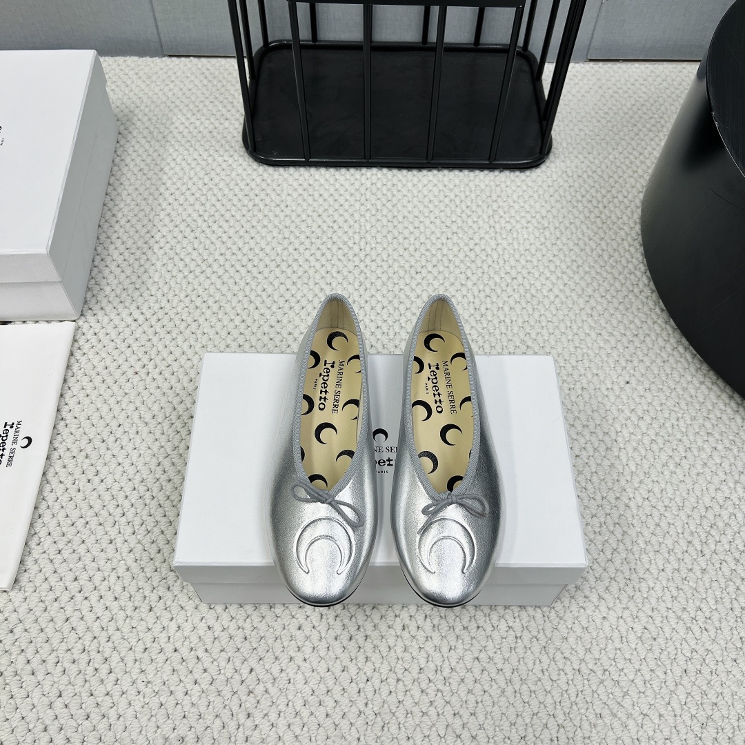 NO:235922,(Top version) Marine serre x Repetto joint ballet shoes series... [Crescent printed shallow mouth shoes] The moon's logo is printed inside the toe and insole!  It feels comfortable and slimming on your feet. It looks good with whatever you want!  Fairies, limited edition (limited quantity) original imported cowhide fabric, original custom sheepskin inner lining original custom sheepskin foot pad original custom sheepskin outsole Italian genuine leather outsole heel height 1.CM packaging original full set of packaging Size: 35-39 (40. Customized without return) Official color simultaneous update, ballet shoes, cowhide, sheepskin, Leather soles19860909（顶级版本）Marine serre x Repetto联名款芭蕾舞鞋单鞋系列…【月牙印花浅口单鞋】 鞋头和鞋垫里面都印了月亮的标志！ 上脚脚感舒适显瘦 配啥啥好看哈！ 仙女们冲 限量款（数量有限） 面料原版进口牛皮 内里原版定制羊皮 垫脚原版定制羊皮 大底意大利真皮大底 跟高1.CM 包装原版全套包装 码数: 35-39（40.定制不退换） 颜色官方同步更新,芭蕾舞鞋,cowhide,sheepskin,Leather soles,Women's Shoes