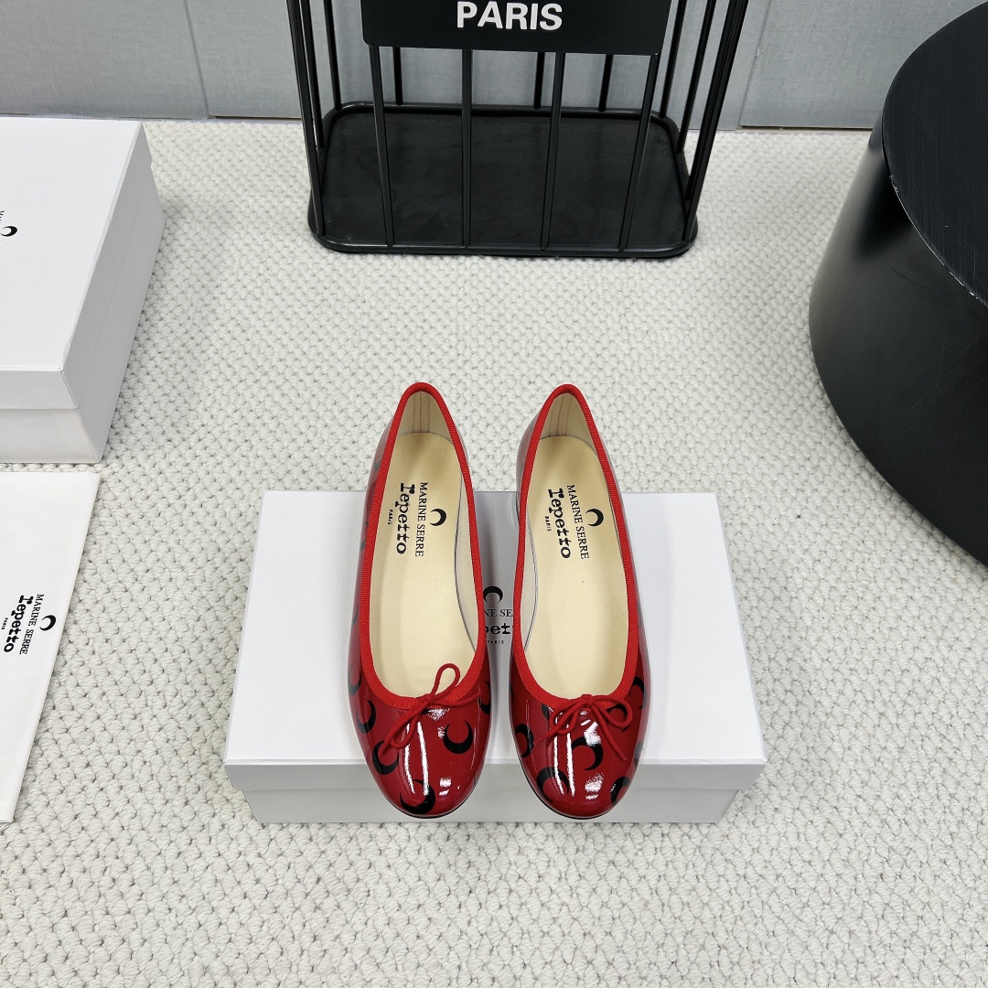 NO:235918,(Top version) Marine serre x Repetto co-branded single shoe series... [Crescent printed low-heel single shoe] The moon logo is printed inside the toe and insole!  It feels comfortable and slimming on your feet. It looks good with whatever you want!  Fairies, limited edition (limited quantity) original imported patent leather fabric, original custom sheepskin inner lining, original custom sheepskin foot pad original custom sheepskin outsole Italian leather outsole heel height 2.5CM packaging original full set of packaging Size: 35-39 (40. Customized without return and exchange) Official color update, ballet shoes, sheepskin, Leather soles19860909（顶级版本）Marine serre x Repetto联名款单鞋系列…【月牙印花低跟单鞋】 鞋头和鞋垫里面都印了月亮的标志！ 上脚脚感舒适显瘦 配啥啥好看哈！ 仙女们冲 限量款（数量有限） 面料原版进口漆皮 内里原版定制羊皮 垫脚原版定制羊皮 大底意大利真皮大底 跟高2.5CM 包装原版全套包装 码数: 35-39（40.定制不退换） 颜色官方同步更新,芭蕾舞鞋,sheepskin,Leather soles,Women's Shoes