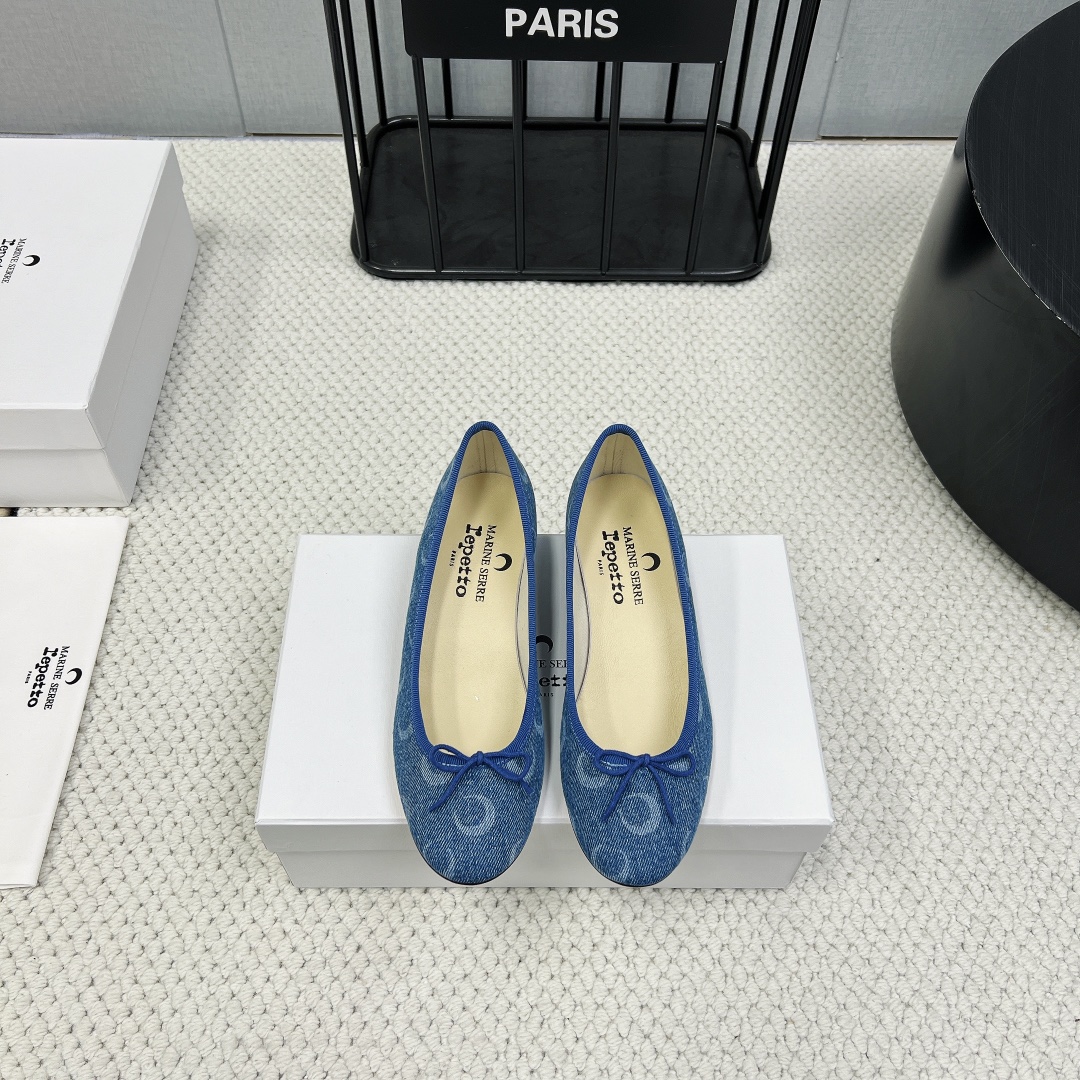 NO:235920,(Top version) Marine serre x Repetto co-branded single shoe series... [Crescent printed low-heel single shoe] The moon logo is printed inside the toe and insole!  It feels comfortable and slimming on your feet. It looks good with whatever you want!  Fairies, limited edition (limited quantity) original imported denim fabric, original custom sheepskin, foot pad, original custom sheepskin, outsole, Italian leather outsole, heel height 2.5CM, original packaging, full set of sizes: 35-39 (40. Customized, no return and exchange) Official color update, ballet shoes, sheepskin, Leather soles19860909（顶级版本）Marine serre x Repetto联名款单鞋系列…【月牙印花低跟单鞋】 鞋头和鞋垫里面都印了月亮的标志！ 上脚脚感舒适显瘦 配啥啥好看哈！ 仙女们冲 限量款（数量有限） 面料原版进口牛仔布 内里原版定制羊皮 垫脚原版定制羊皮 大底意大利真皮大底 跟高2.5CM 包装原版全套包装 码数: 35-39（40.定制不退换） 颜色官方同步更新,芭蕾舞鞋,sheepskin,Leather soles,Women's Shoes