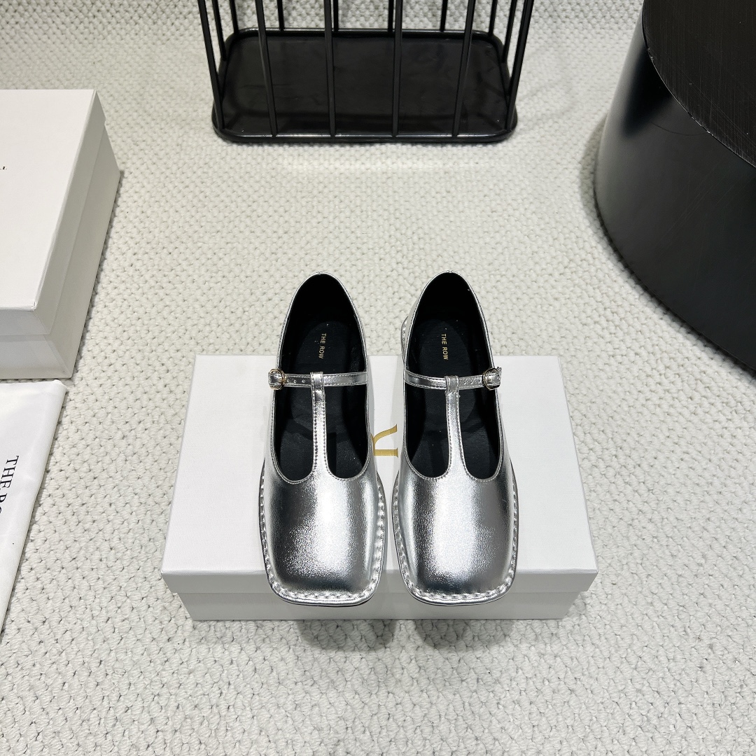 NO:390689,: 'Exclusive Top Version' THE ROW niche trendy brand 25vs spring and summer new series... [Square-toe flat shoes] The original version creates comfort and wrapping quality one to one. It is full of personality and easy to control various styles of clothes matching... Fabric: Original custom sheepskin Inner: Original custom sheepskin Foot pad: Original custom sheepskin Outsole: Italian leather outsole Heel height: Flat sole Packaging: Original full packaging, Size: 35-39 (40. Customized size without return and exchange) Color official website is updated simultaneously, single shoes, sheepskin, Leather soles19860909: 《独家顶级版本》 THE ROW小众潮牌25vs春夏新款系列……【方头平底单鞋】 原版一比一打造舒适度、包裹性都比较好.个性十足,很好驾驭各种风格衣服搭配…… 面料:原版定制羊皮 内里:原版定制羊皮 垫脚:原版定制羊皮 大底:意大利真皮大底 跟高:平底 包装:原版全套包装, 码数:35-39（40.码定制不退换） 颜色官网同步更新,单鞋,sheepskin,Leather soles,Women's Shoes