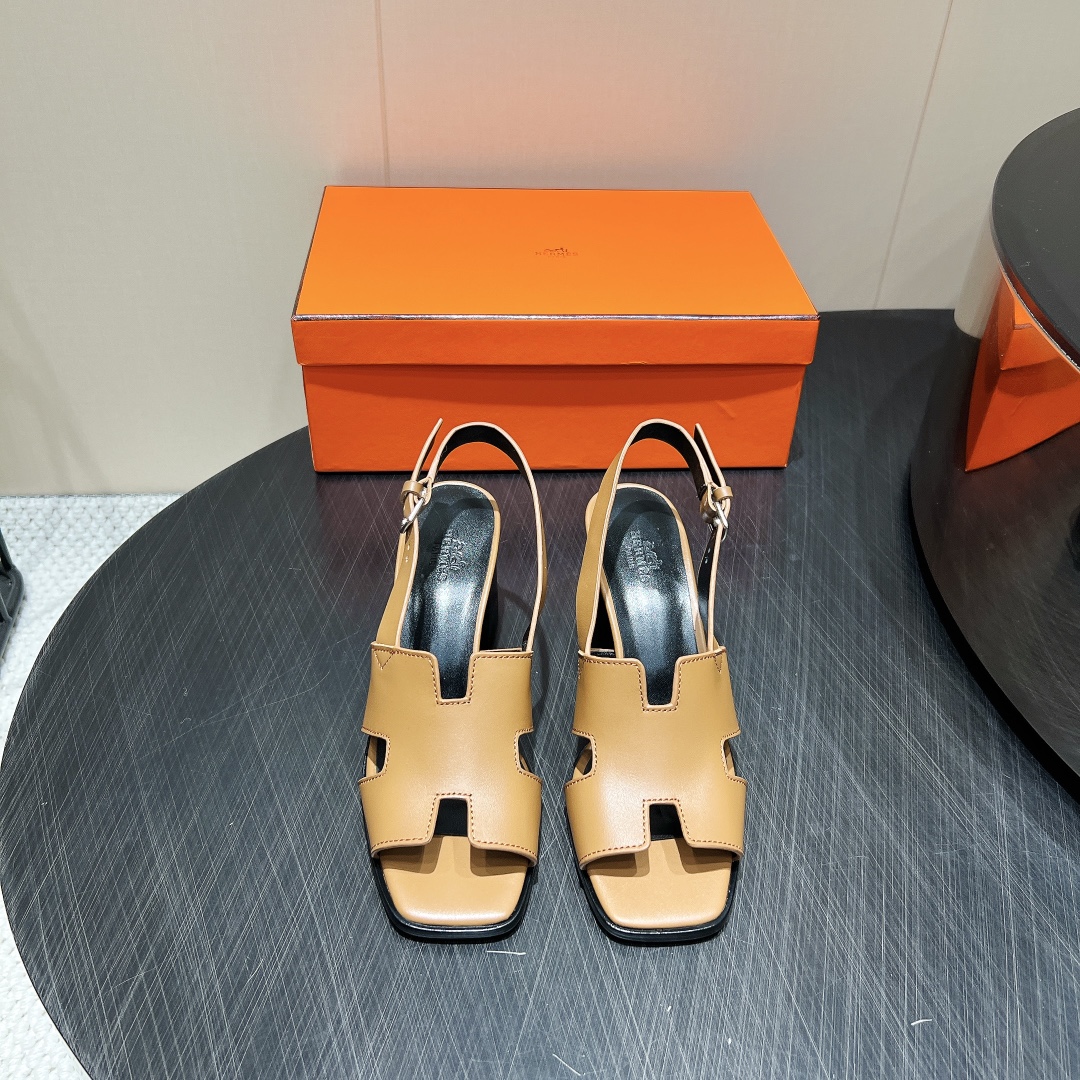 NO:257416,~H Home H*erms [Purchase Agent] New early spring style ~H drag series... My family bought zp mold adjustment lasts and shipped, and the feet are basically invincible and delicate, and the feet are modified, which is very simple and elegant. It is also very elegant when paired with skirts and pants in spring and summer... Customized calfskin fabric, customized sheepskin in the inner lining, customized sheepskin footbed, outsole Italian leather outsole, heel height 6.5cm, original packaging, full set of sizes 35-39 (40.41.42. Customized, no return or replacement) Official color updates, sandals, sandals, skirts, cowhide, sheepskin, Leather soles19860909~H家H*erms【代购级】早春新款~H拖系列…… 我家都是购入zp开模调楦出货,跟zp基本上无差上脚无敌秀气,修饰脚型,非常简约大气,春夏搭配裙子裤子也很气质…… 面料定制小牛皮 内里定制羊皮 垫脚定制羊皮 大底意大利真皮大底 跟高6.5cm 包装原版全套包装 码数35-39（40.41.42.定制不退不换） 颜色官方同步更新,凉鞋,sandals,skirts,cowhide,sheepskin,Leather soles,Women's Shoes