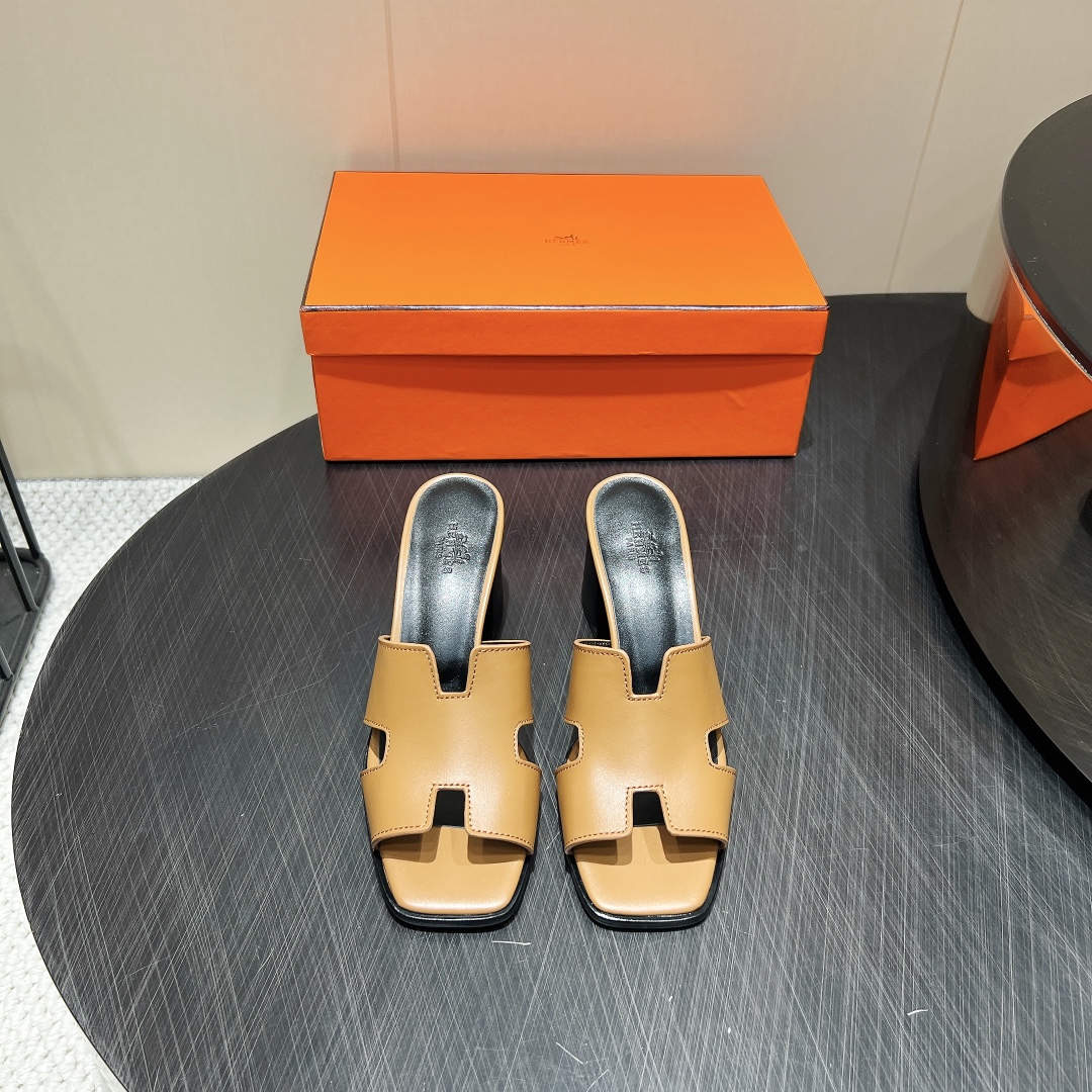 NO:257407,~H Home H*erms [Purchase Agent] New early spring style ~H drag series... My family bought zp mold adjustment lasts and shipped. The zp is basically the same as the zp, and the feet are invincible and elegant, and the feet are modified. It is very simple and elegant. It is also very elegant when paired with skirts and pants in spring and summer... Customized calfskin fabric, customized sheepskin in the inner lining, customized sheepskin footskin, outsole Italian leather outsole, heel height 6.5cm, original packaging, full set of sizes 35-39 (40.41.42. Customized, no return or replacement) Official color updates, slippers, slippers, skirts, cowhide, sheepskin, Leather soles19860909~H家H*erms【代购级】早春新款~H拖系列…… 我家都是购入zp开模调楦出货,跟zp基本上无差上脚无敌秀气,修饰脚型,非常简约大气,春夏搭配裙子裤子也很气质…… 面料定制小牛皮 内里定制羊皮 垫脚定制羊皮 大底意大利真皮大底 跟高6.5cm 包装原版全套包装 码数35-39（40.41.42.定制不退不换） 颜色官方同步更新,拖鞋,slippers,skirts,cowhide,sheepskin,Leather soles,Women's Shoes