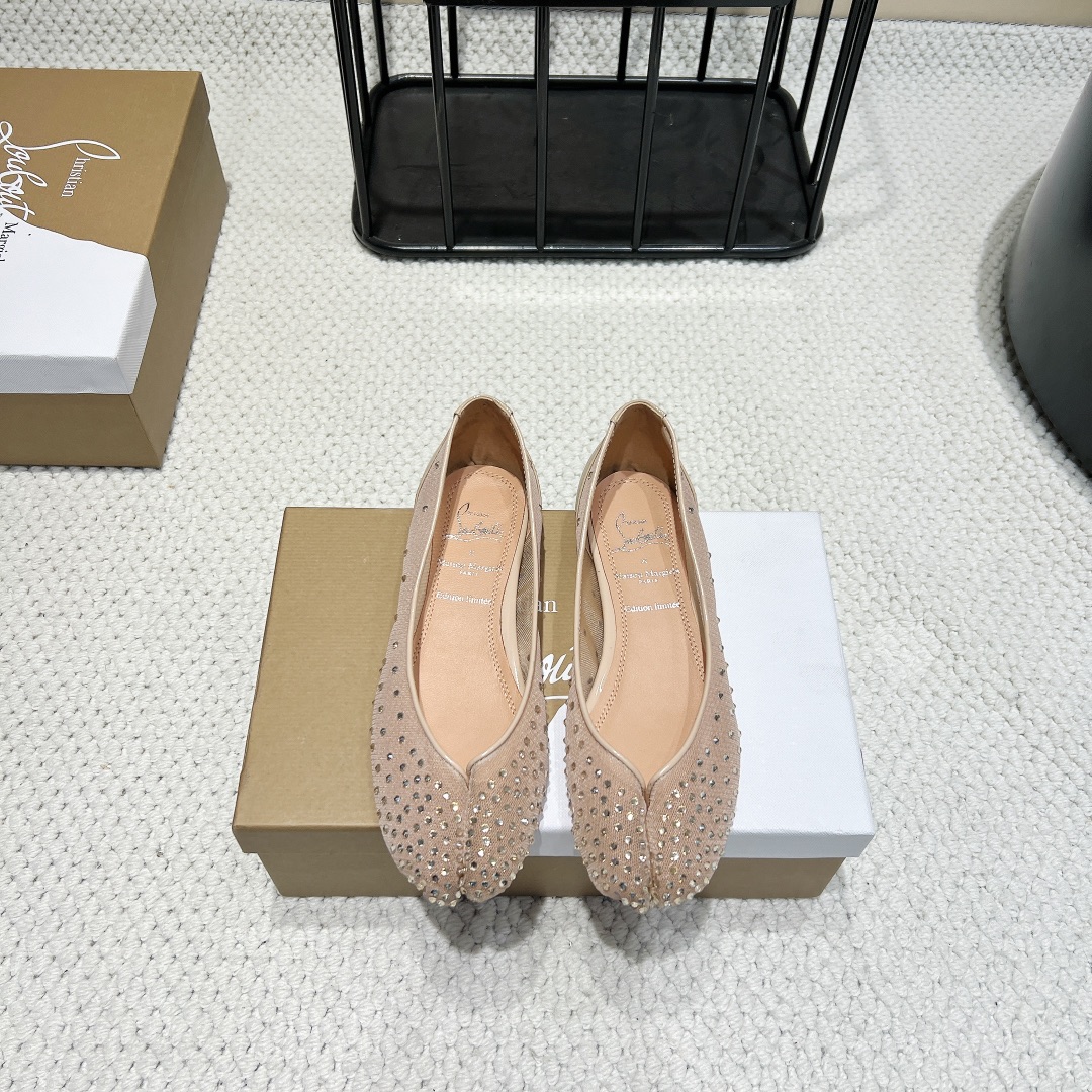 NO:384912,: 'Top Top Version' MM6 Majira x CL red sole shoes, co-branded single shoe series... [Split toe flat shoes] 2025ss new product recently super flat toe Mary Jane single shoe ballet shoes, needless to say, it will definitely be very comfortable. Silhouette The ingenious materials and contrasting materials are all MM6 Majira, the feature worth looking forward to. Fabric imported custom mesh hot diamond technology, inner imported custom mesh, foot pad imported custom sheepskin, outsole original leather outsole, packaging original full set of packaging, size 35-39 (female 40. Customized without return and exchange) Color official website is updated simultaneously, single shoes, christian louboutin,masion margiela,masion margiela,mary jane, sheepskin,Leather soles19860909:《顶级顶级版本》 MM6马吉拉 x CL红底鞋 联名款单鞋系列..【分趾平底单鞋】 2025ss新品最近超级的平底分趾玛丽珍单鞋芭蕾舞鞋 舒适度不用说 肯定会很舒服的 廓形 独具匠心的用料和对比材质的拼贴均是 MM6 马吉拉,值得期待的特色 面料进口定制网纱烫钻工艺 内里进口定制网纱 垫脚进口定制羊皮 大底原版真皮大底 包装原版全套包装 码数35-39（女40.定制不退换） 颜色官网同步更新,单鞋,christian louboutin,masion margiela,masion margiela,mary jane,sheepskin,Leather soles,Women's Shoes