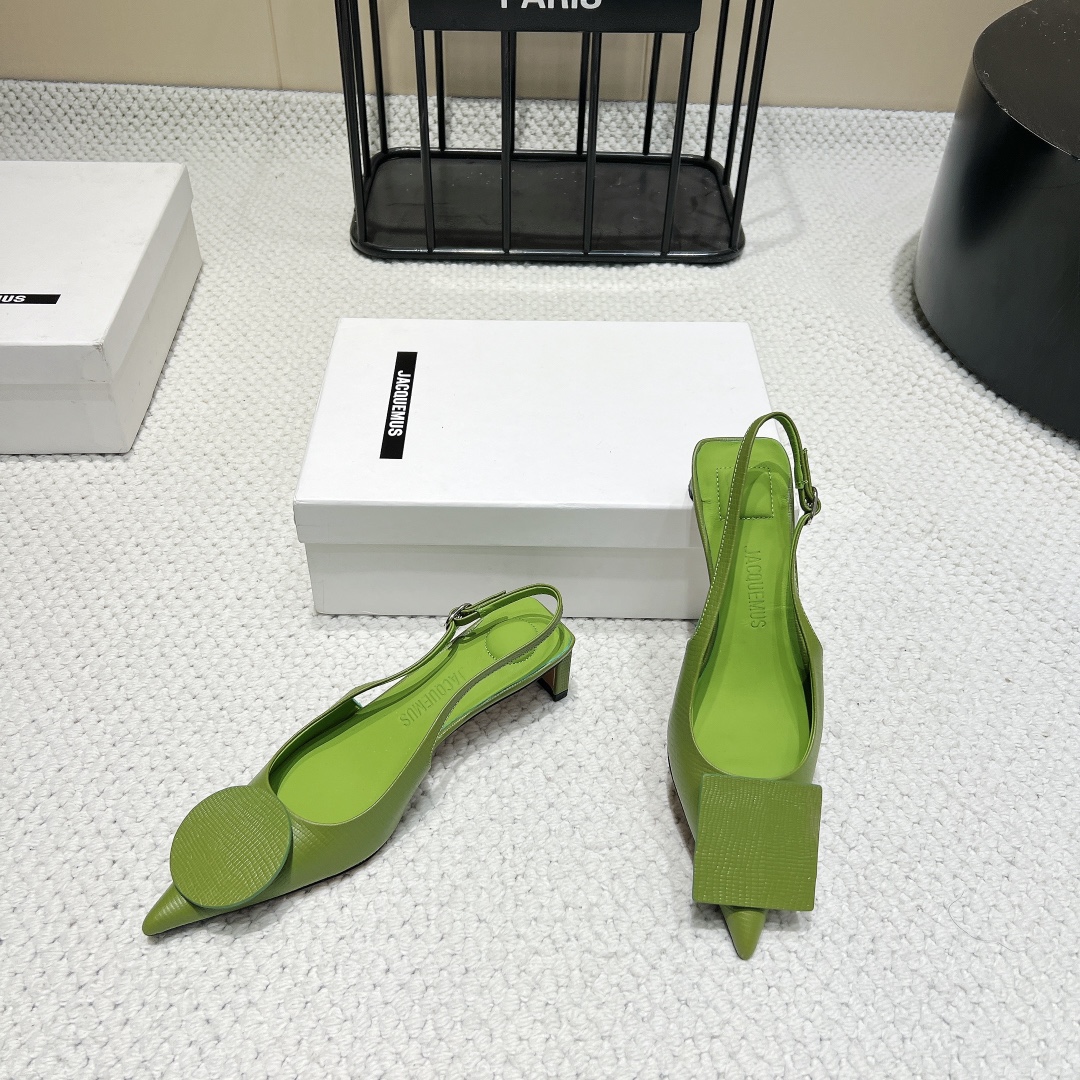 Jacquemus Geometric Low Heel Shoes: Elegant and Stylish Fashion Item